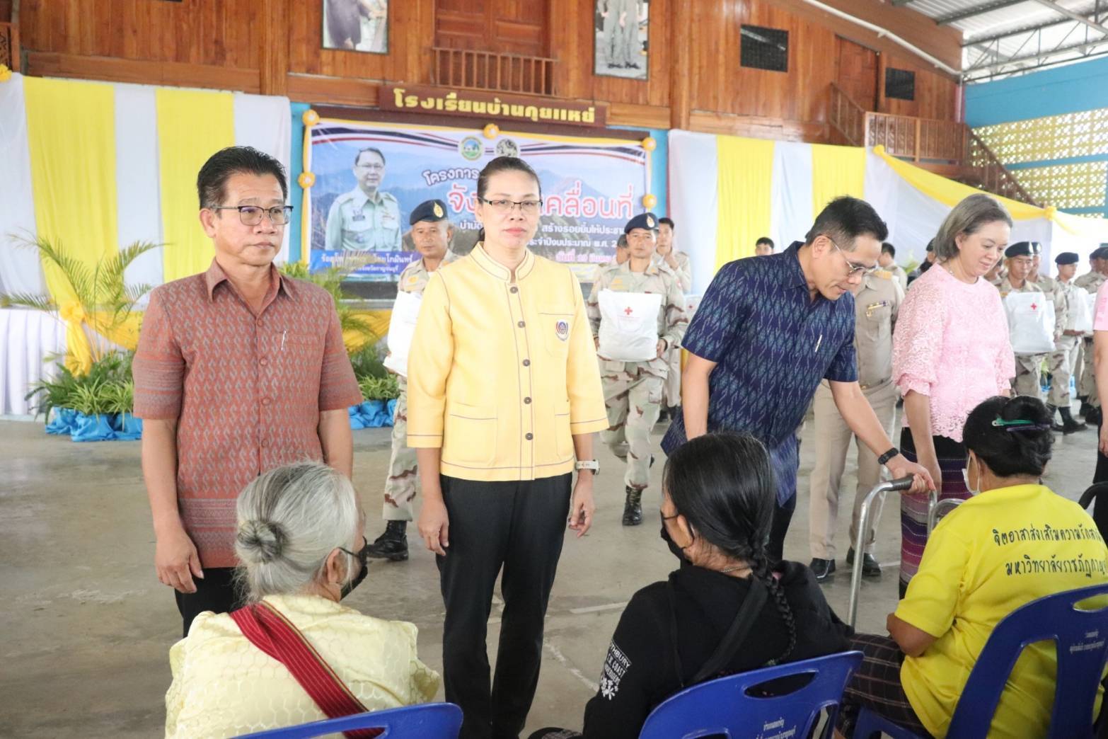 พช.กาญจนบุรี ร่วมโครงการจังหวัดเคลื่อนที่ “บำบัดทุกข์ บำรุงสุข สร้างรอยยิ้มให้ประชาชน” ครั้งที่ 5 ประจำปีงบประมาณ 2567 ในพื้นที่อำเภอทองผาภูมิ