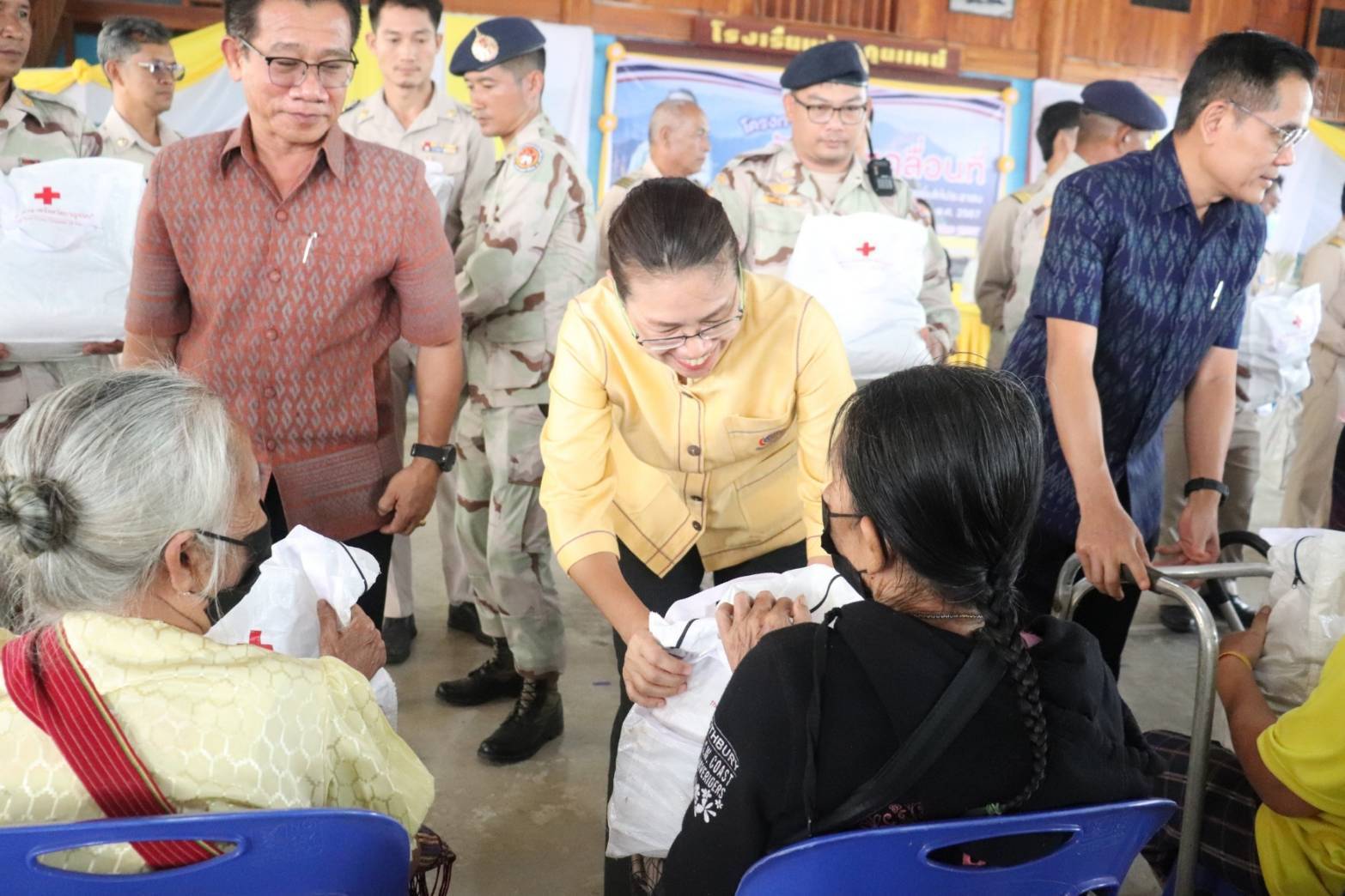 พช.กาญจนบุรี ร่วมโครงการจังหวัดเคลื่อนที่ “บำบัดทุกข์ บำรุงสุข สร้างรอยยิ้มให้ประชาชน” ครั้งที่ 5 ประจำปีงบประมาณ 2567 ในพื้นที่อำเภอทองผาภูมิ