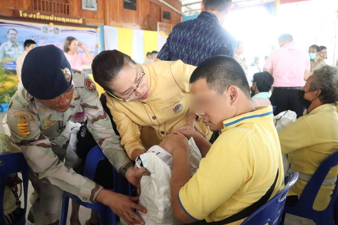 พช.กาญจนบุรี ร่วมโครงการจังหวัดเคลื่อนที่ “บำบัดทุกข์ บำรุงสุข สร้างรอยยิ้มให้ประชาชน” ครั้งที่ 5 ประจำปีงบประมาณ 2567 ในพื้นที่อำเภอทองผาภูมิ