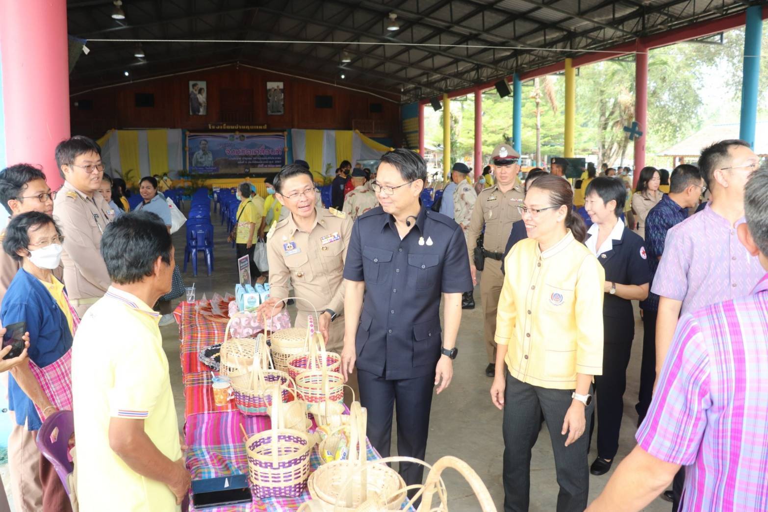พช.กาญจนบุรี ร่วมโครงการจังหวัดเคลื่อนที่ “บำบัดทุกข์ บำรุงสุข สร้างรอยยิ้มให้ประชาชน” ครั้งที่ 5 ประจำปีงบประมาณ 2567 ในพื้นที่อำเภอทองผาภูมิ
