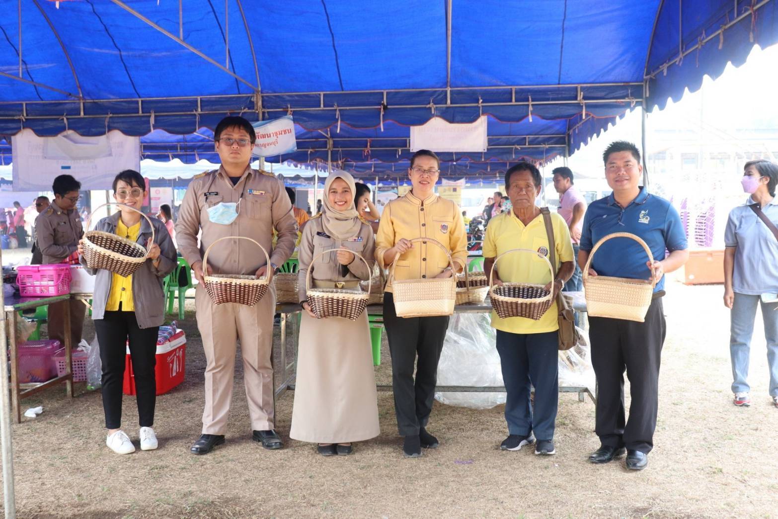 พช.กาญจนบุรี ร่วมโครงการจังหวัดเคลื่อนที่ “บำบัดทุกข์ บำรุงสุข สร้างรอยยิ้มให้ประชาชน” ครั้งที่ 5 ประจำปีงบประมาณ 2567 ในพื้นที่อำเภอทองผาภูมิ