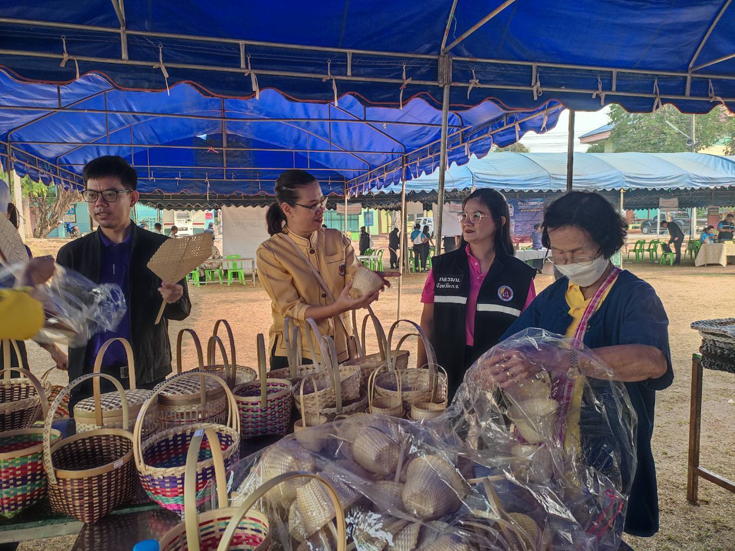 พช.กาญจนบุรี ร่วมโครงการจังหวัดเคลื่อนที่ “บำบัดทุกข์ บำรุงสุข สร้างรอยยิ้มให้ประชาชน” ครั้งที่ 5 ประจำปีงบประมาณ 2567 ในพื้นที่อำเภอทองผาภูมิ