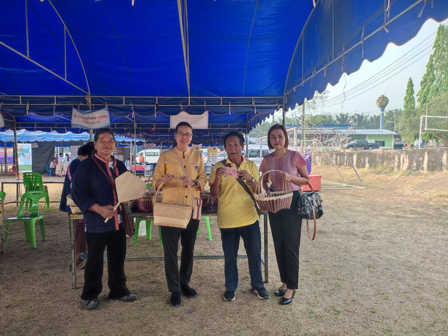 พช.กาญจนบุรี ร่วมโครงการจังหวัดเคลื่อนที่ “บำบัดทุกข์ บำรุงสุข สร้างรอยยิ้มให้ประชาชน” ครั้งที่ 5 ประจำปีงบประมาณ 2567 ในพื้นที่อำเภอทองผาภูมิ