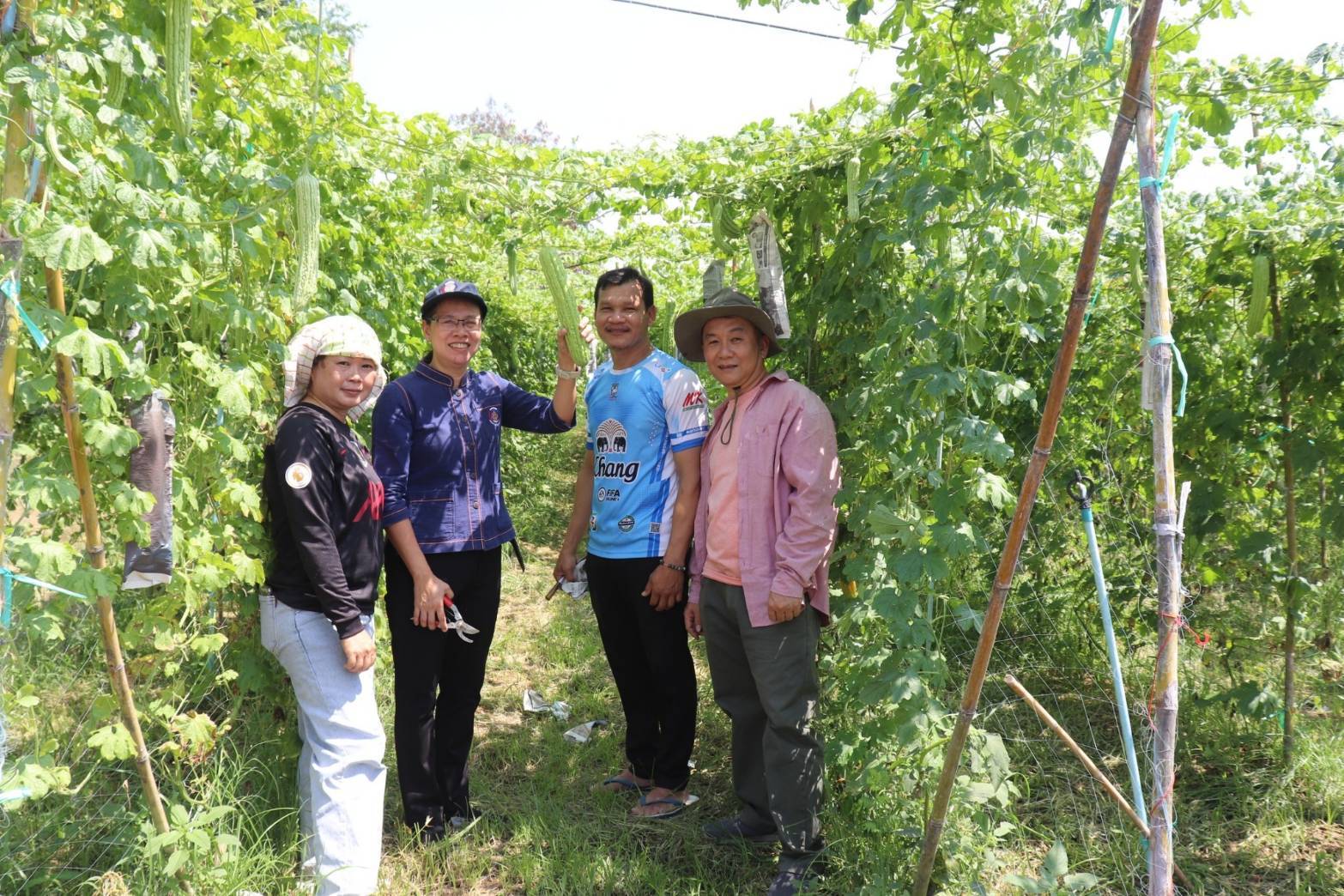 จังหวัดกาญจนบุรี ลุย!! ยกระดับการสร้างความมั่นคงทางอาหาร นำผลผลิตโคก หนอง นา โมเดลจังหวัดกาญจนบุรี เเละกิจกรรมบ้านนี้มีรัก ปลูกผักกินเอง สู่การแบ่งปันเพื่อสังคม ชุมชน และกลุ่มเปราะบาง