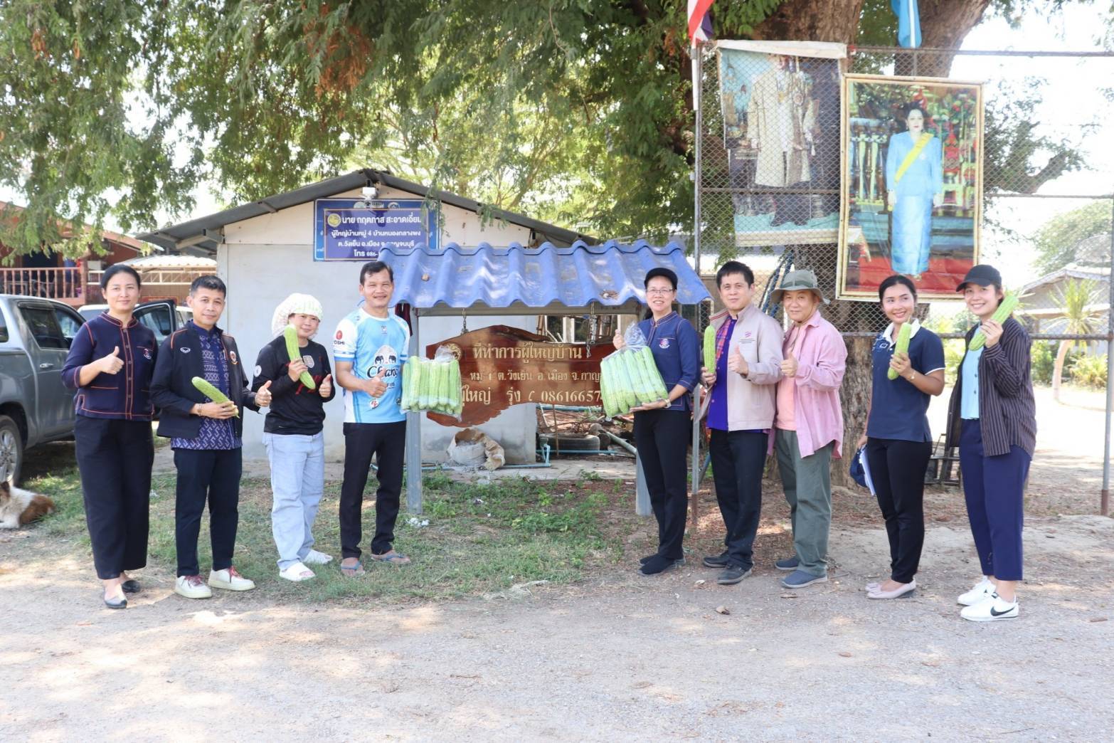 จังหวัดกาญจนบุรี ลุย!! ยกระดับการสร้างความมั่นคงทางอาหาร นำผลผลิตโคก หนอง นา โมเดลจังหวัดกาญจนบุรี เเละกิจกรรมบ้านนี้มีรัก ปลูกผักกินเอง สู่การแบ่งปันเพื่อสังคม ชุมชน และกลุ่มเปราะบาง