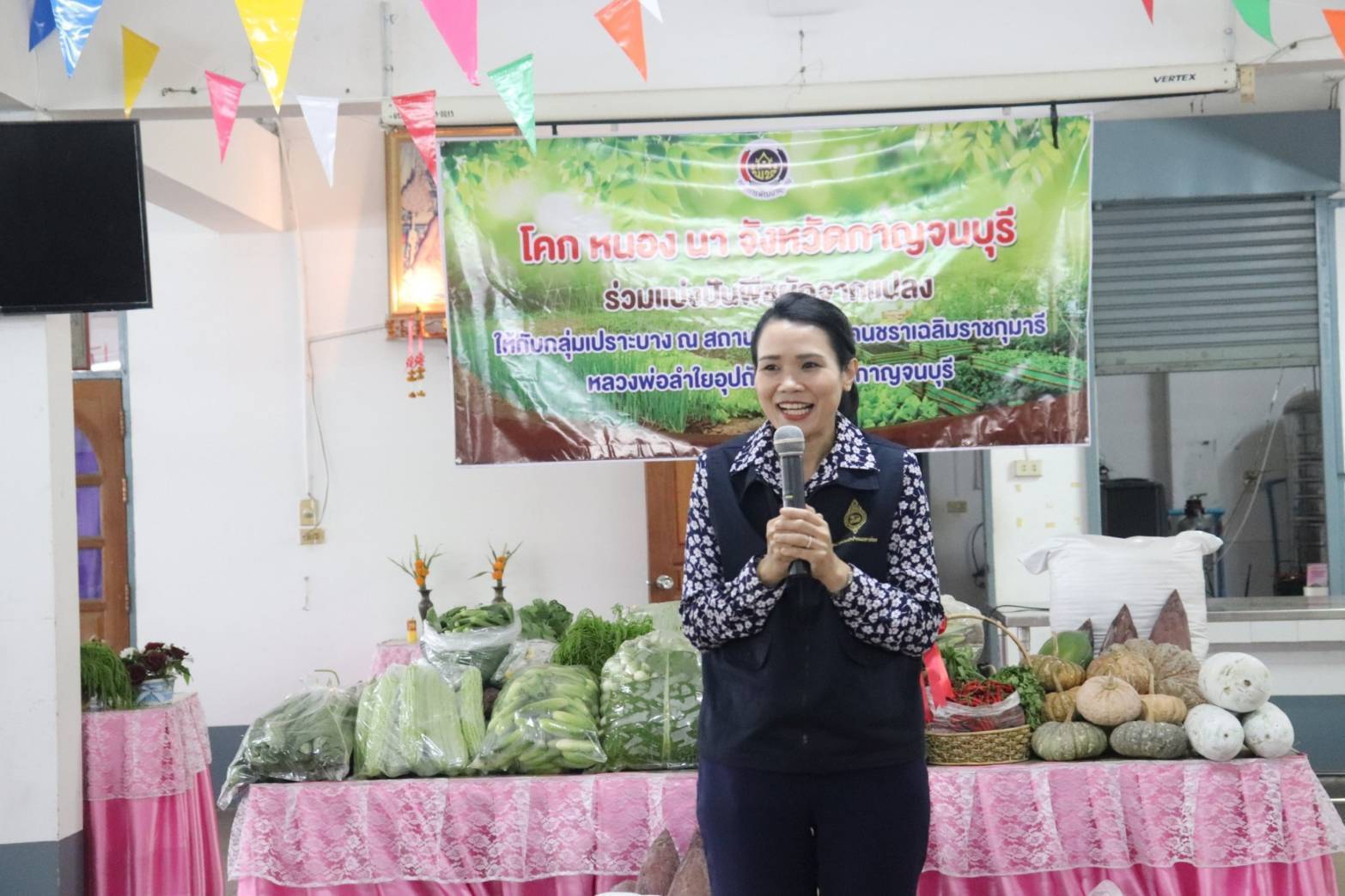 จังหวัดกาญจนบุรี ลุย!! ยกระดับการสร้างความมั่นคงทางอาหาร นำผลผลิตโคก หนอง นา โมเดลจังหวัดกาญจนบุรี เเละกิจกรรมบ้านนี้มีรัก ปลูกผักกินเอง สู่การแบ่งปันเพื่อสังคม ชุมชน และกลุ่มเปราะบาง