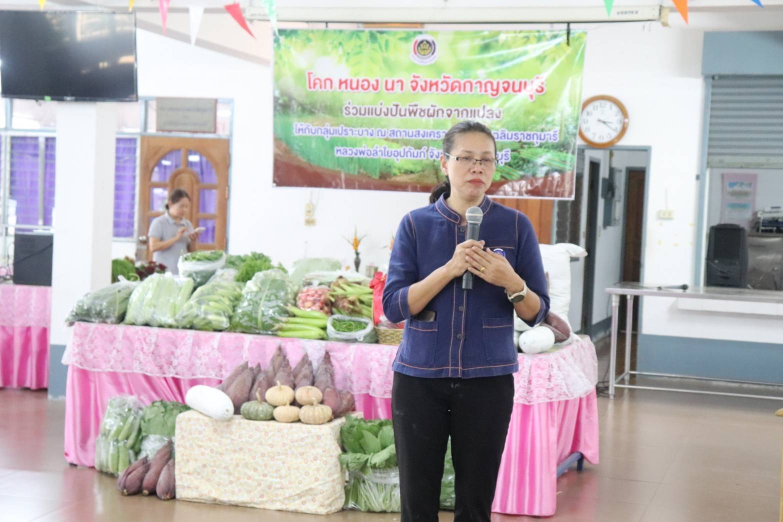 จังหวัดกาญจนบุรี ลุย!! ยกระดับการสร้างความมั่นคงทางอาหาร นำผลผลิตโคก หนอง นา โมเดลจังหวัดกาญจนบุรี เเละกิจกรรมบ้านนี้มีรัก ปลูกผักกินเอง สู่การแบ่งปันเพื่อสังคม ชุมชน และกลุ่มเปราะบาง
