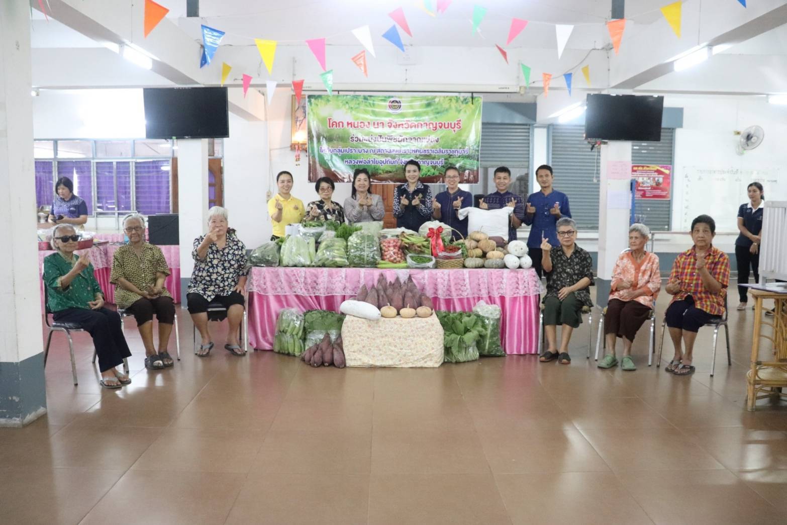 จังหวัดกาญจนบุรี ลุย!! ยกระดับการสร้างความมั่นคงทางอาหาร นำผลผลิตโคก หนอง นา โมเดลจังหวัดกาญจนบุรี เเละกิจกรรมบ้านนี้มีรัก ปลูกผักกินเอง สู่การแบ่งปันเพื่อสังคม ชุมชน และกลุ่มเปราะบาง