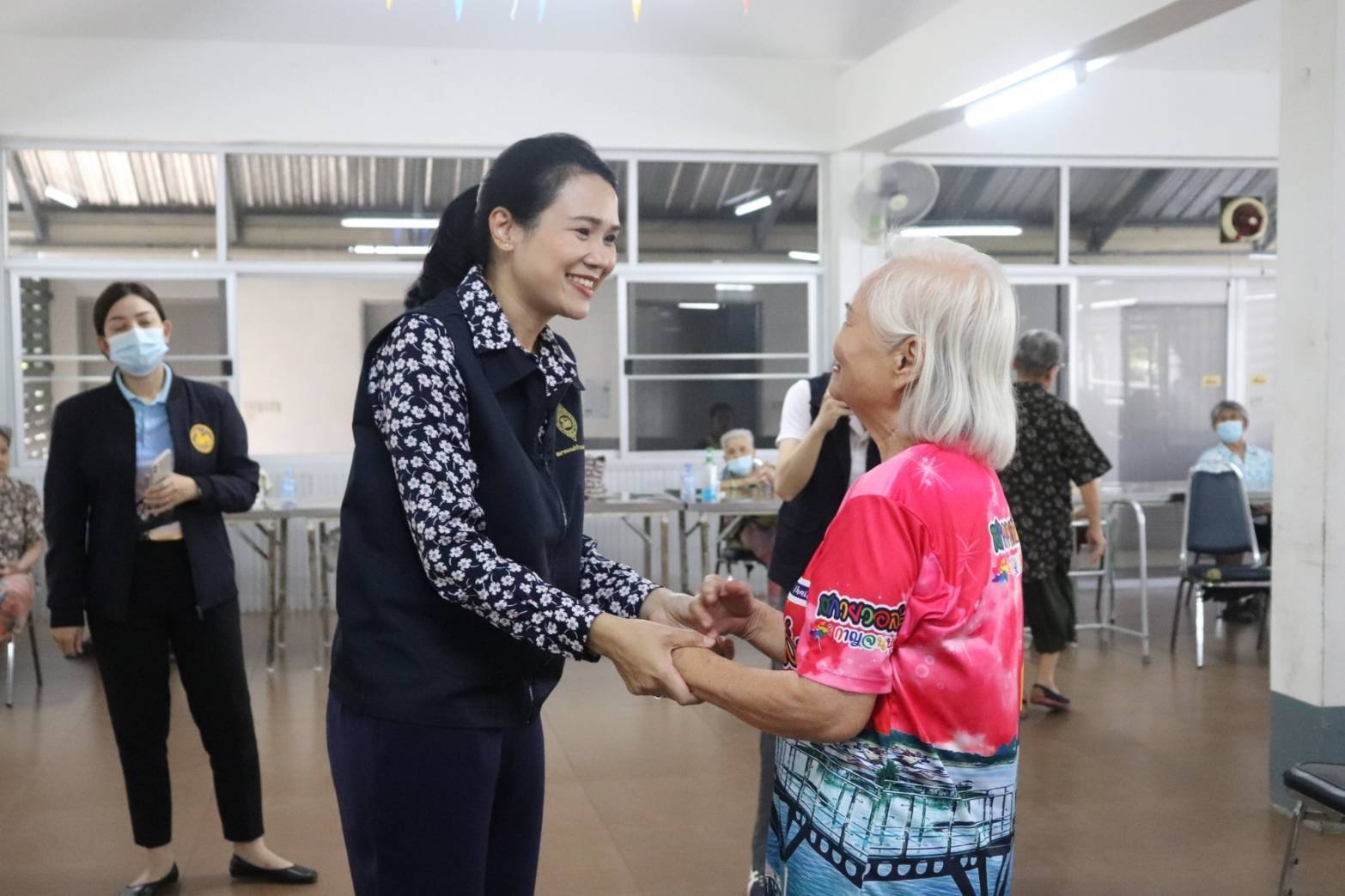 จังหวัดกาญจนบุรี ลุย!! ยกระดับการสร้างความมั่นคงทางอาหาร นำผลผลิตโคก หนอง นา โมเดลจังหวัดกาญจนบุรี เเละกิจกรรมบ้านนี้มีรัก ปลูกผักกินเอง สู่การแบ่งปันเพื่อสังคม ชุมชน และกลุ่มเปราะบาง