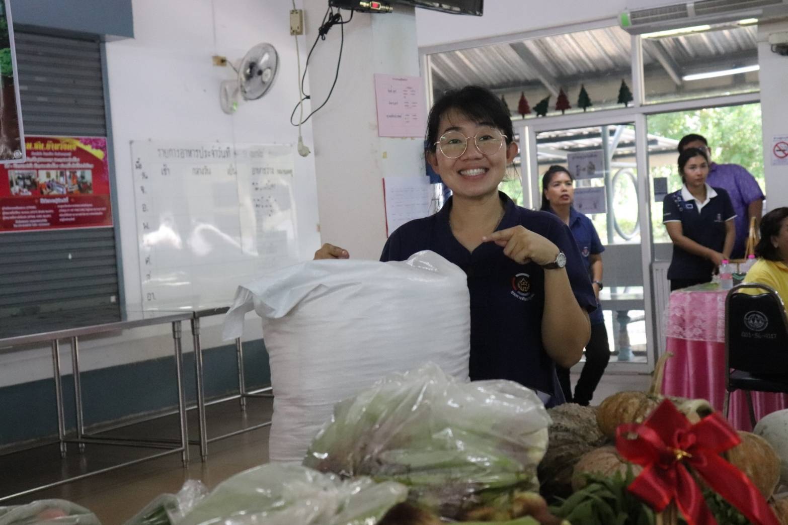 จังหวัดกาญจนบุรี ลุย!! ยกระดับการสร้างความมั่นคงทางอาหาร นำผลผลิตโคก หนอง นา โมเดลจังหวัดกาญจนบุรี เเละกิจกรรมบ้านนี้มีรัก ปลูกผักกินเอง สู่การแบ่งปันเพื่อสังคม ชุมชน และกลุ่มเปราะบาง