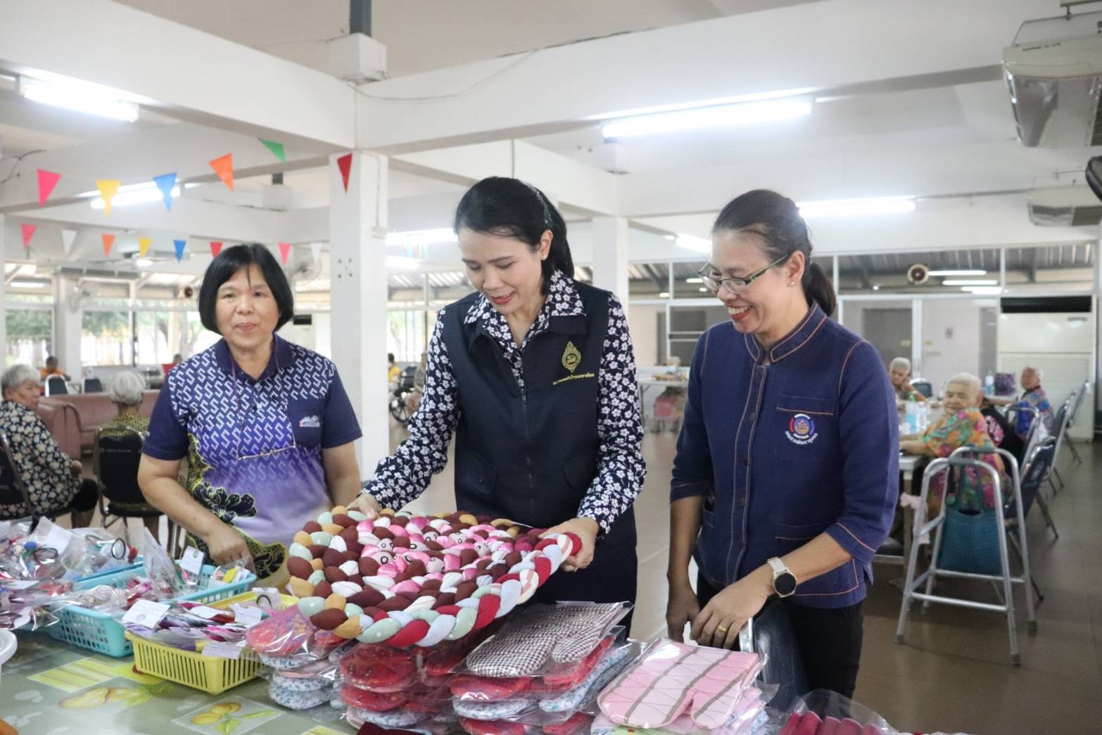 จังหวัดกาญจนบุรี ลุย!! ยกระดับการสร้างความมั่นคงทางอาหาร นำผลผลิตโคก หนอง นา โมเดลจังหวัดกาญจนบุรี เเละกิจกรรมบ้านนี้มีรัก ปลูกผักกินเอง สู่การแบ่งปันเพื่อสังคม ชุมชน และกลุ่มเปราะบาง