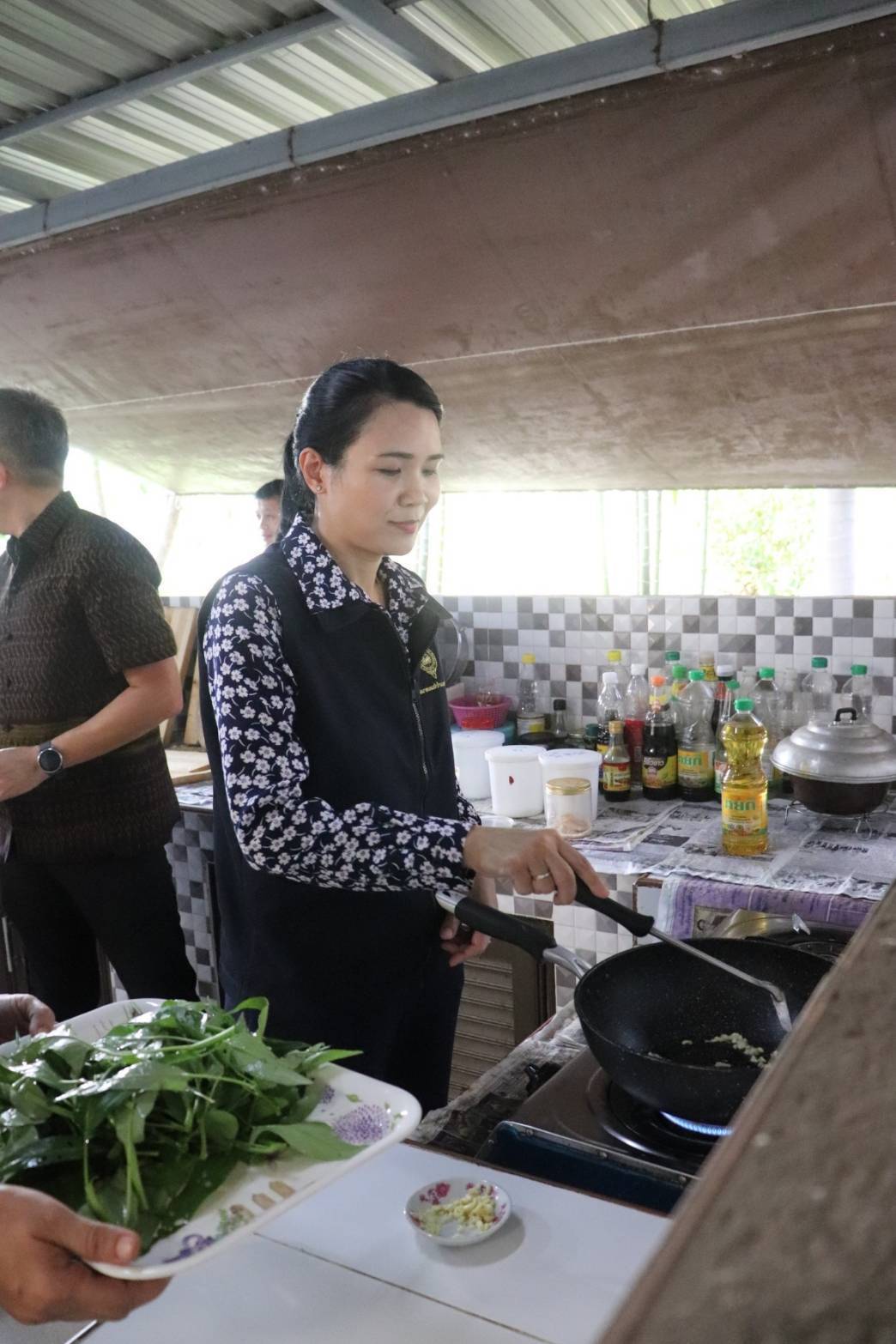 จังหวัดกาญจนบุรี ลุย!! ยกระดับการสร้างความมั่นคงทางอาหาร นำผลผลิตโคก หนอง นา โมเดลจังหวัดกาญจนบุรี เเละกิจกรรมบ้านนี้มีรัก ปลูกผักกินเอง สู่การแบ่งปันเพื่อสังคม ชุมชน และกลุ่มเปราะบาง