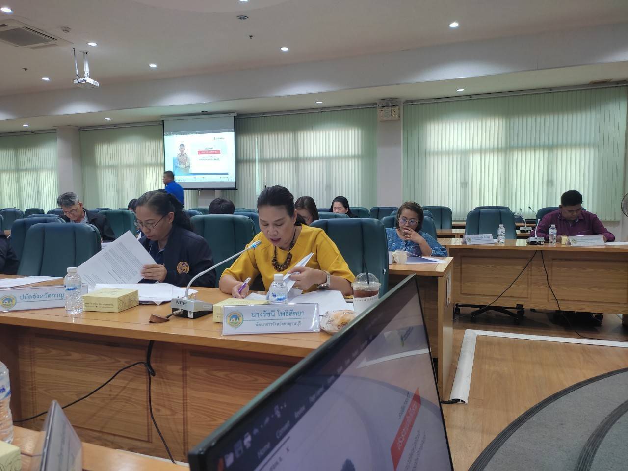 พช.กาญจนบุรี จัดประชุมคณะกรรมการศูนย์อำนวยการขจัดความยากจนและพัฒนาคนทุกช่วงวัยอย่างยั่งยืนตามหลักปรัชญาของเศรษฐกิจพอเพียง จังหวัดกาญจนบุรี (คจพ.จ.กาญจนบุรี) ครั้งที่ 1/2567