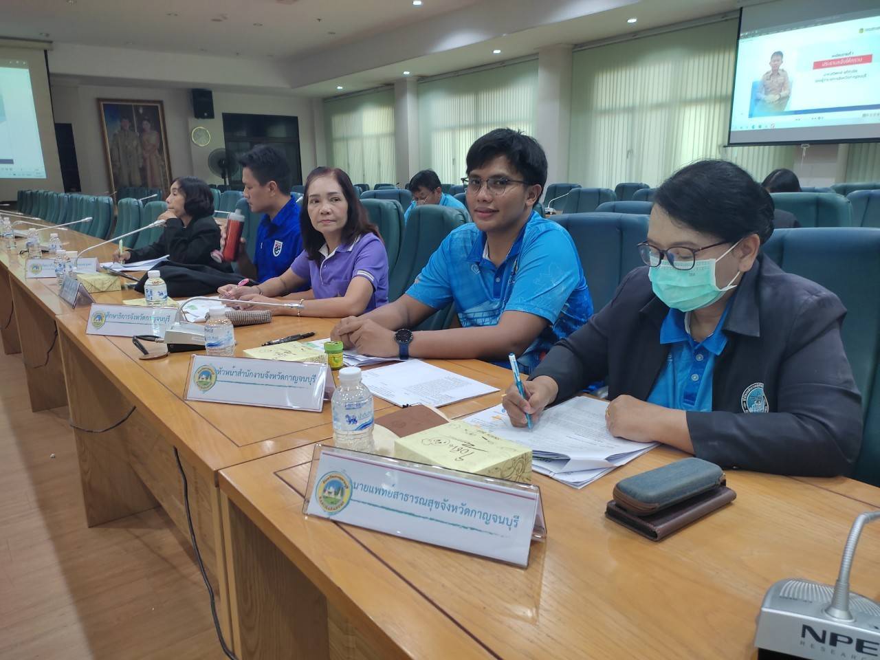 พช.กาญจนบุรี จัดประชุมคณะกรรมการศูนย์อำนวยการขจัดความยากจนและพัฒนาคนทุกช่วงวัยอย่างยั่งยืนตามหลักปรัชญาของเศรษฐกิจพอเพียง จังหวัดกาญจนบุรี (คจพ.จ.กาญจนบุรี) ครั้งที่ 1/2567