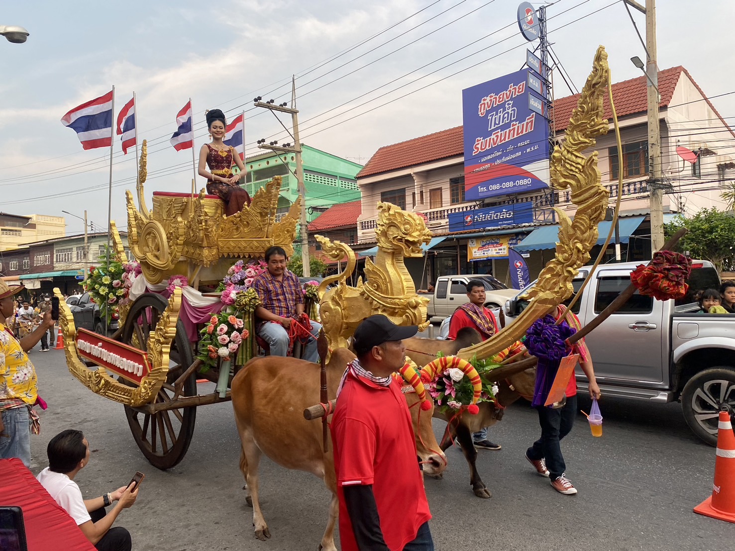 ️พช.กาญจนบุรี ร่วมงานประเพณีสงกรานต์บ้านหนองขาว ✨️การประกวดวัวเทียมเกวียน🏆 ชิงถ้วยรางวัลพระราชทานสมเด็จพระกนิษฐาธิราชเจ้า กรมสมเด็จพระเทพรัตนราชสุดาฯ สยามบรมราชกุมารี