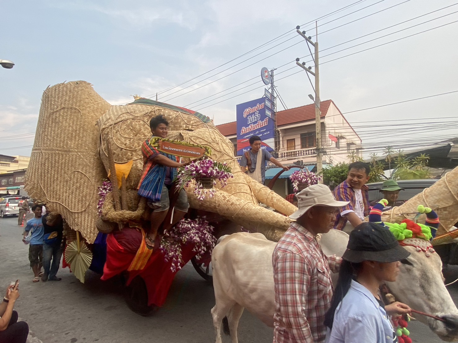 ️พช.กาญจนบุรี ร่วมงานประเพณีสงกรานต์บ้านหนองขาว ✨️การประกวดวัวเทียมเกวียน🏆 ชิงถ้วยรางวัลพระราชทานสมเด็จพระกนิษฐาธิราชเจ้า กรมสมเด็จพระเทพรัตนราชสุดาฯ สยามบรมราชกุมารี
