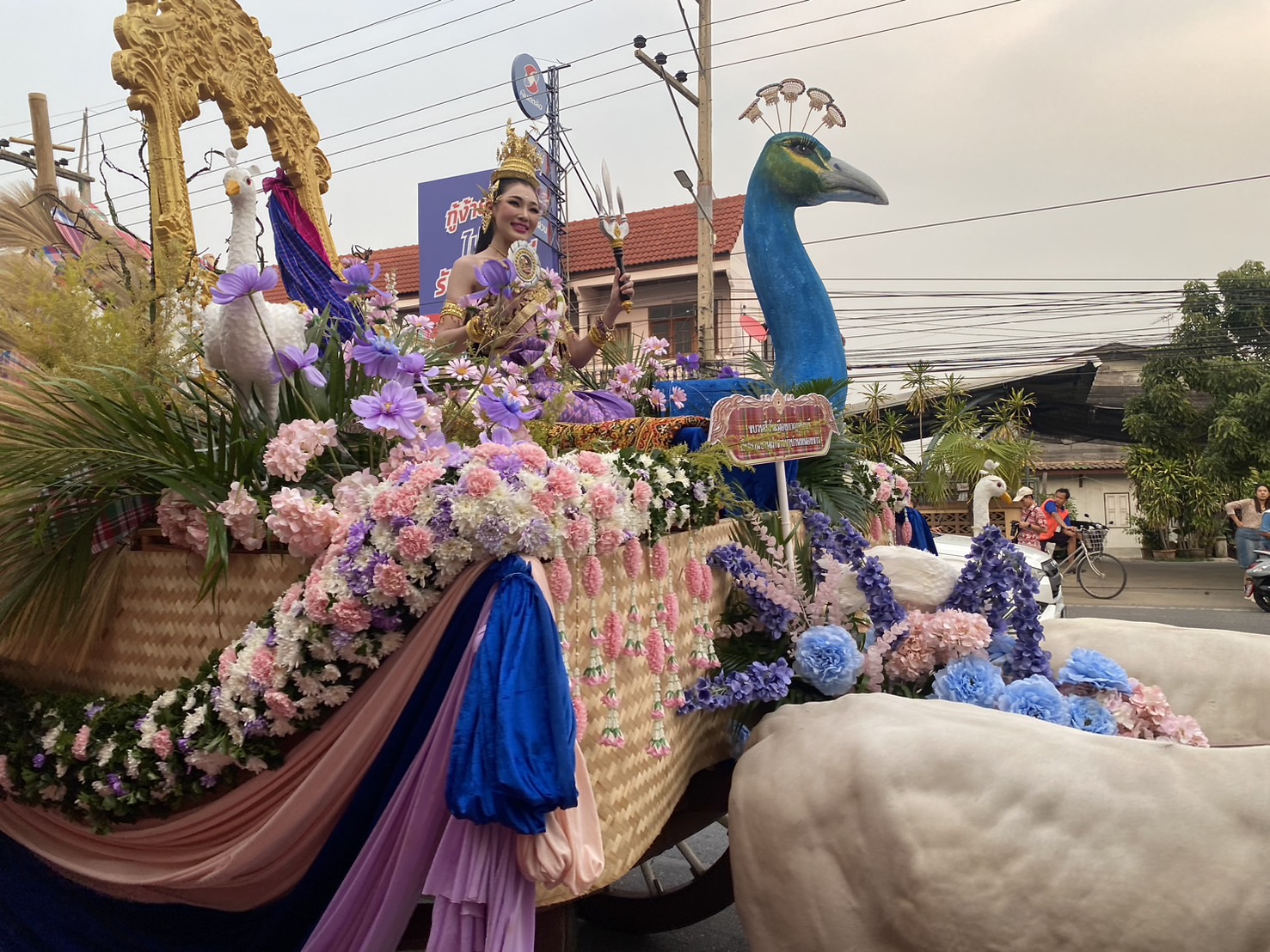 ️พช.กาญจนบุรี ร่วมงานประเพณีสงกรานต์บ้านหนองขาว ✨️การประกวดวัวเทียมเกวียน🏆 ชิงถ้วยรางวัลพระราชทานสมเด็จพระกนิษฐาธิราชเจ้า กรมสมเด็จพระเทพรัตนราชสุดาฯ สยามบรมราชกุมารี