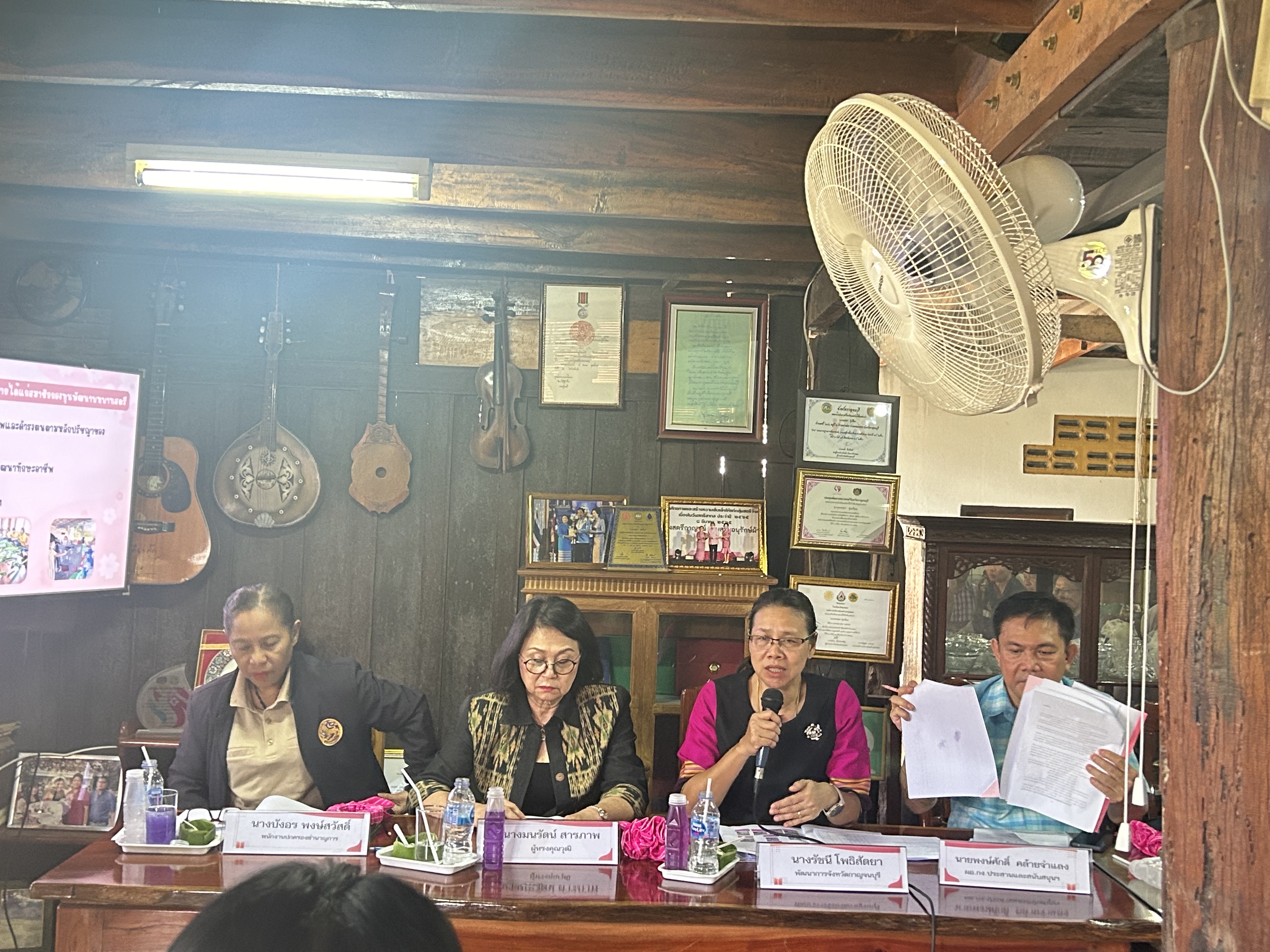 พช.กาญจนบุรี นำคณะกรรมการคัดเลือกคนกองทุนพัฒนาบทบาทสตรีดีเด่นระดับจังหวัด ลงพื้นที่คัดสรรกลุ่มเป้าหมาย ตามโครงการเชิดชูเกียรติคนกองทุนพัฒนาบทบาทสตรี ประจำปี 2567