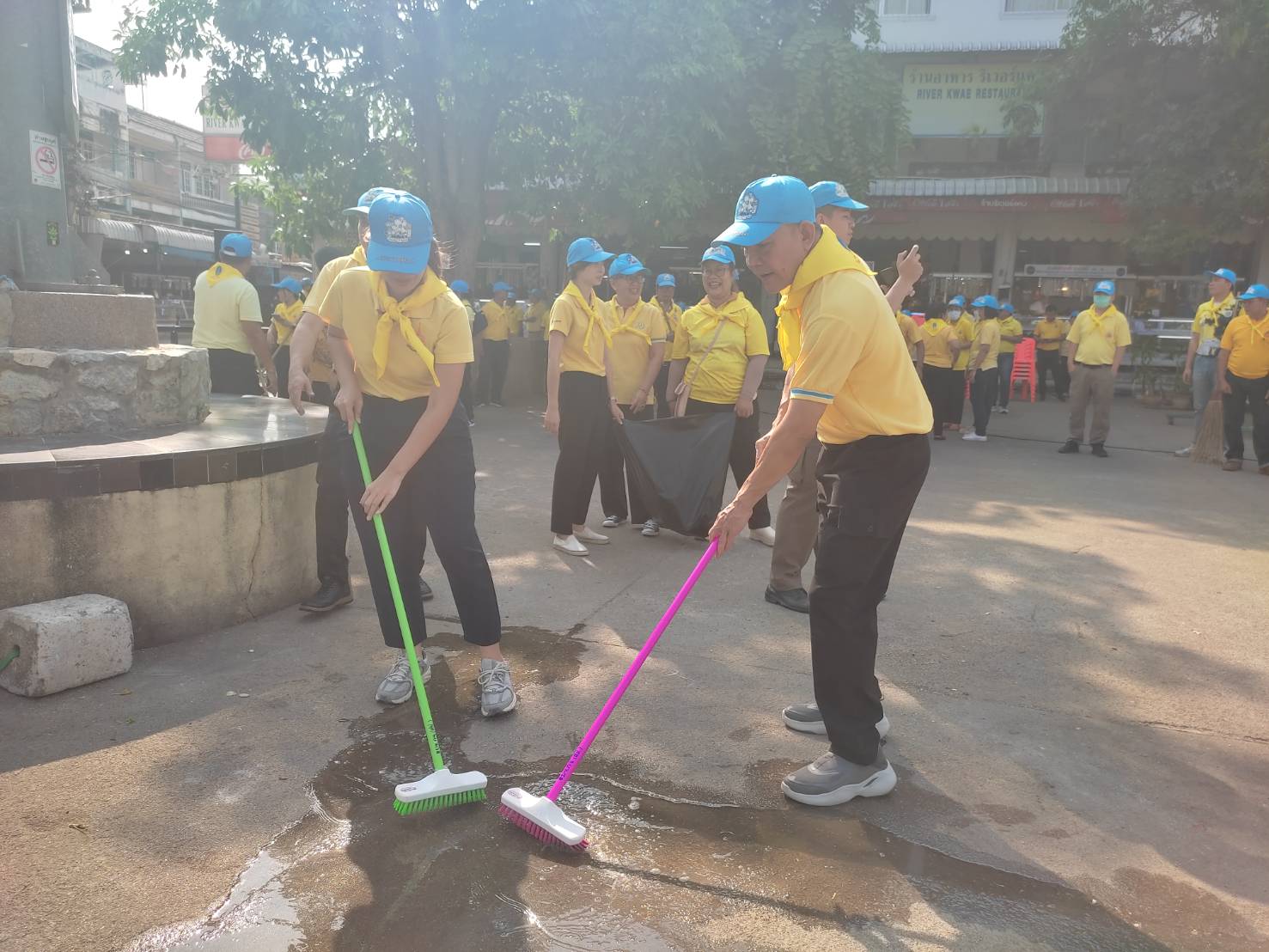 พช. กาญจนบุรี นำข้าราชการร่วมทำกิจกรรมจิตอาสา Big cleaning day (Kick off) “บริเวณทางรถไฟสะพานข้ามแม่น้ำแคว” เนื่องในโอกาสพระราชพิธีมหามงคลเฉลิมพระชนมพรรษา 6 รอบ 28 กรกฎาคม 2567