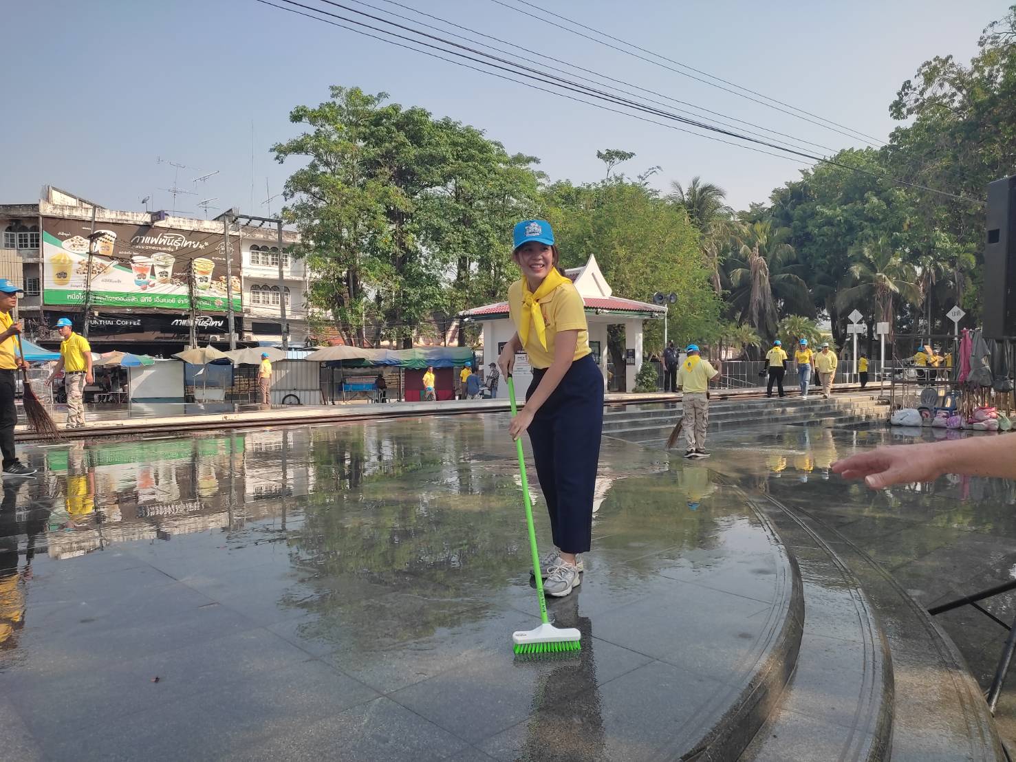 พช. กาญจนบุรี นำข้าราชการร่วมทำกิจกรรมจิตอาสา Big cleaning day (Kick off) “บริเวณทางรถไฟสะพานข้ามแม่น้ำแคว” เนื่องในโอกาสพระราชพิธีมหามงคลเฉลิมพระชนมพรรษา 6 รอบ 28 กรกฎาคม 2567
