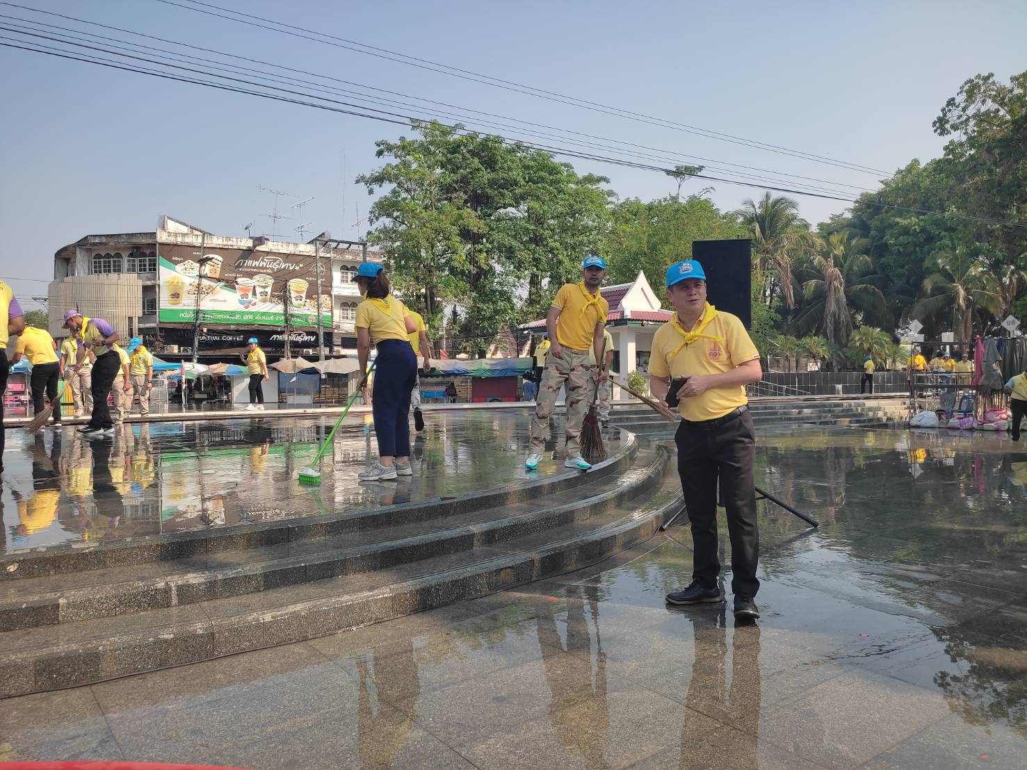 พช. กาญจนบุรี นำข้าราชการร่วมทำกิจกรรมจิตอาสา Big cleaning day (Kick off) “บริเวณทางรถไฟสะพานข้ามแม่น้ำแคว” เนื่องในโอกาสพระราชพิธีมหามงคลเฉลิมพระชนมพรรษา 6 รอบ 28 กรกฎาคม 2567