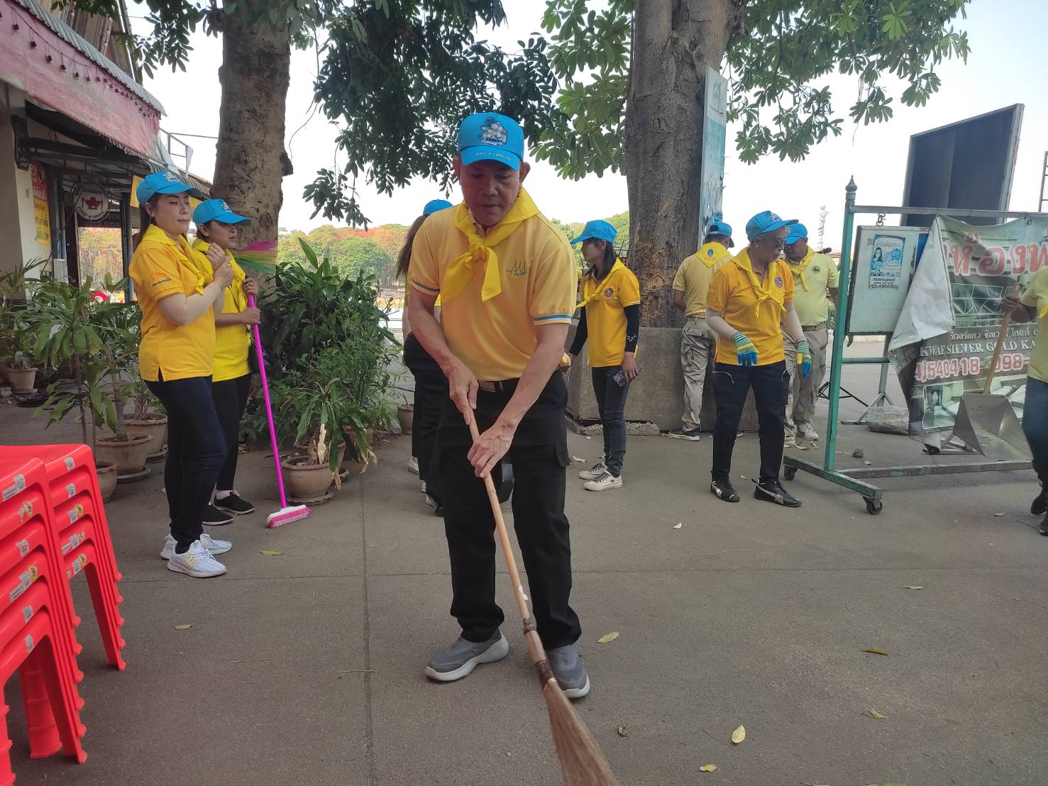 พช. กาญจนบุรี นำข้าราชการร่วมทำกิจกรรมจิตอาสา Big cleaning day (Kick off) “บริเวณทางรถไฟสะพานข้ามแม่น้ำแคว” เนื่องในโอกาสพระราชพิธีมหามงคลเฉลิมพระชนมพรรษา 6 รอบ 28 กรกฎาคม 2567