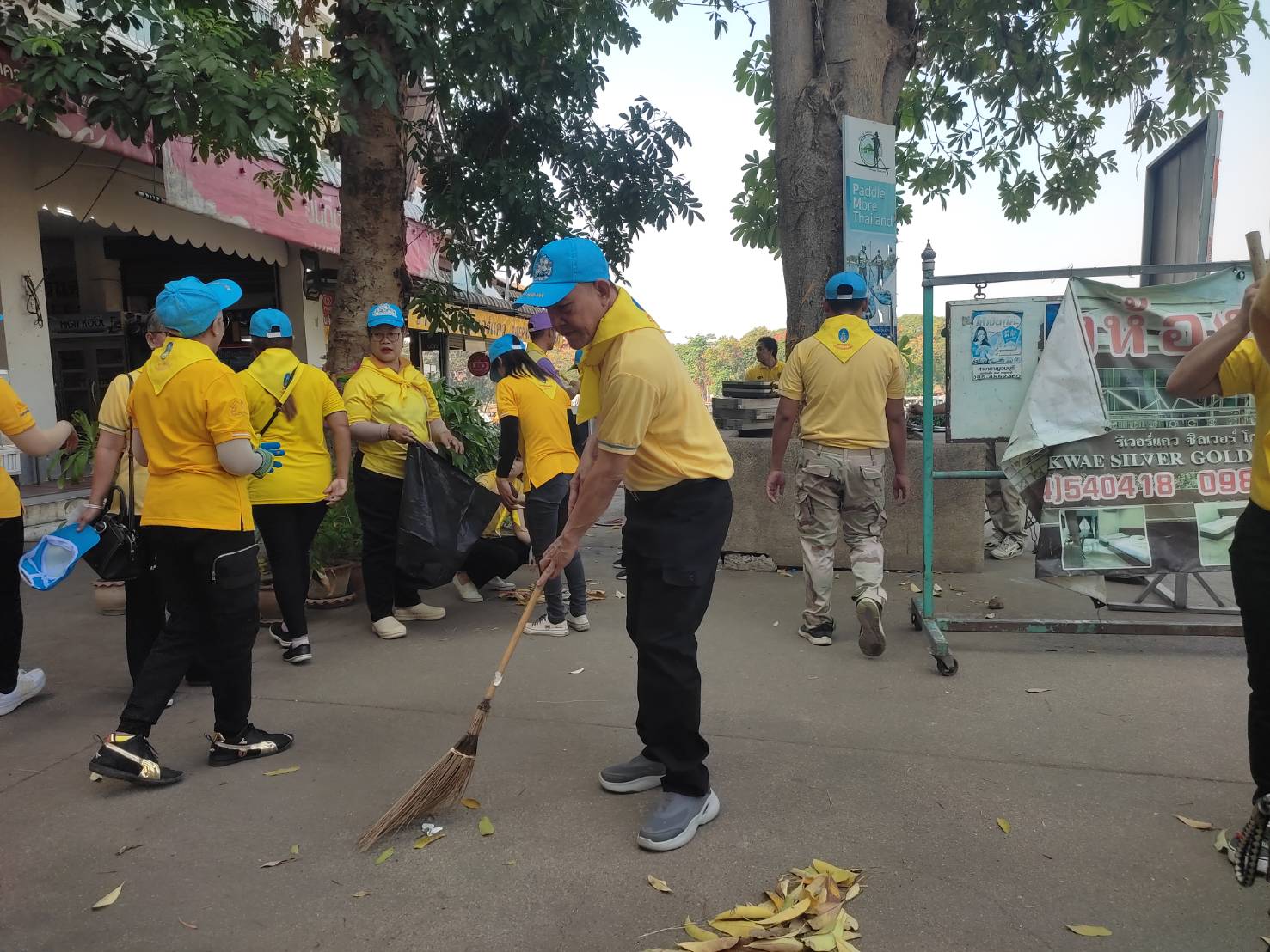 พช. กาญจนบุรี นำข้าราชการร่วมทำกิจกรรมจิตอาสา Big cleaning day (Kick off) “บริเวณทางรถไฟสะพานข้ามแม่น้ำแคว” เนื่องในโอกาสพระราชพิธีมหามงคลเฉลิมพระชนมพรรษา 6 รอบ 28 กรกฎาคม 2567