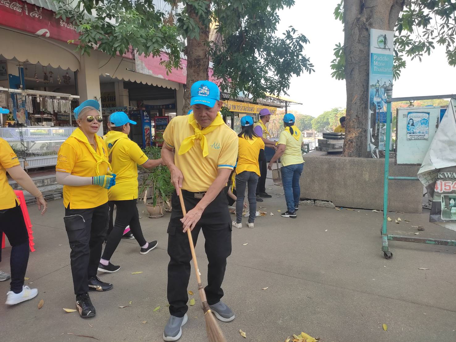 พช. กาญจนบุรี นำข้าราชการร่วมทำกิจกรรมจิตอาสา Big cleaning day (Kick off) “บริเวณทางรถไฟสะพานข้ามแม่น้ำแคว” เนื่องในโอกาสพระราชพิธีมหามงคลเฉลิมพระชนมพรรษา 6 รอบ 28 กรกฎาคม 2567