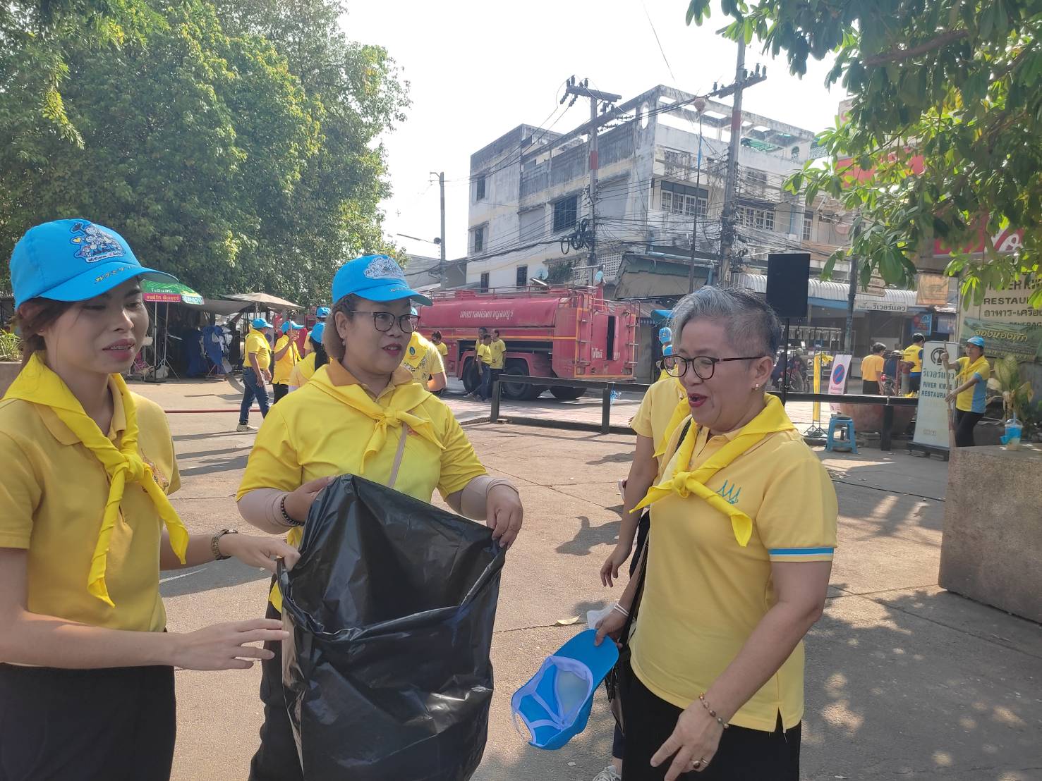 พช. กาญจนบุรี นำข้าราชการร่วมทำกิจกรรมจิตอาสา Big cleaning day (Kick off) “บริเวณทางรถไฟสะพานข้ามแม่น้ำแคว” เนื่องในโอกาสพระราชพิธีมหามงคลเฉลิมพระชนมพรรษา 6 รอบ 28 กรกฎาคม 2567