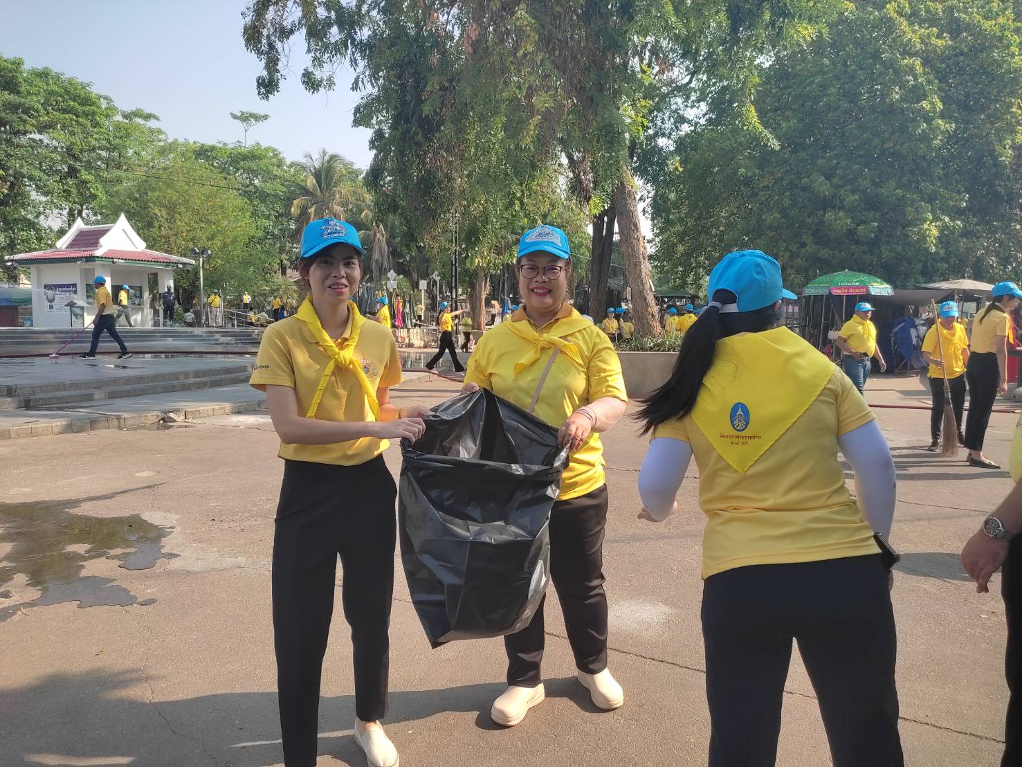 พช. กาญจนบุรี นำข้าราชการร่วมทำกิจกรรมจิตอาสา Big cleaning day (Kick off) “บริเวณทางรถไฟสะพานข้ามแม่น้ำแคว” เนื่องในโอกาสพระราชพิธีมหามงคลเฉลิมพระชนมพรรษา 6 รอบ 28 กรกฎาคม 2567