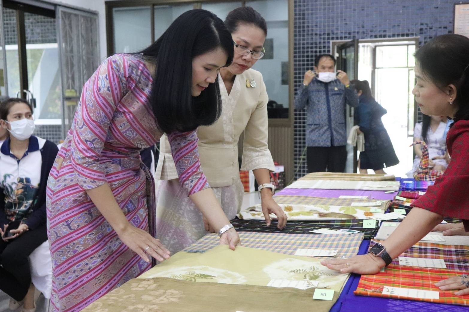 จังหวัดกาญจนบุรี จัดประกวดสุดยอดผ้าจังหวัดกาญจนบุรี ขับเคลื่อน “ผ้าไทยใส่ให้สนุก”  คนใส่สนุก คนให้สุขใจ สร้างรายได้ในชุมชน