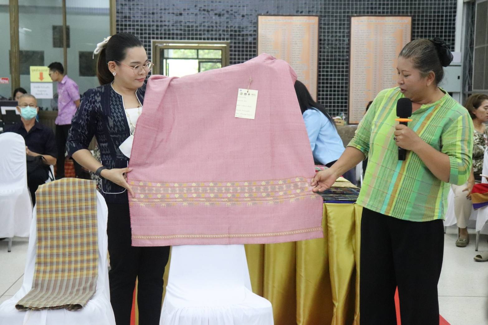 จังหวัดกาญจนบุรี จัดประกวดสุดยอดผ้าจังหวัดกาญจนบุรี ขับเคลื่อน “ผ้าไทยใส่ให้สนุก”  คนใส่สนุก คนให้สุขใจ สร้างรายได้ในชุมชน