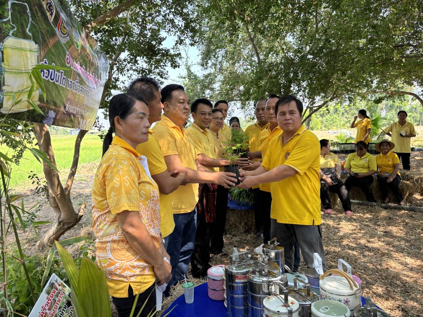 พช.กาญจนบุรี จัดกิจกรรม”หิ้วปิ่นโต เอามื้อสามัคคี ทำความดี ถวายเป็นพระราชกุศล” โคก หนอง นา หน้าแล้ง แต่ไม่แล้งน้ำ(ใจ) ส่งเสริมความร่วมมือสู่การแบ่งปันที่ยั่งยืน