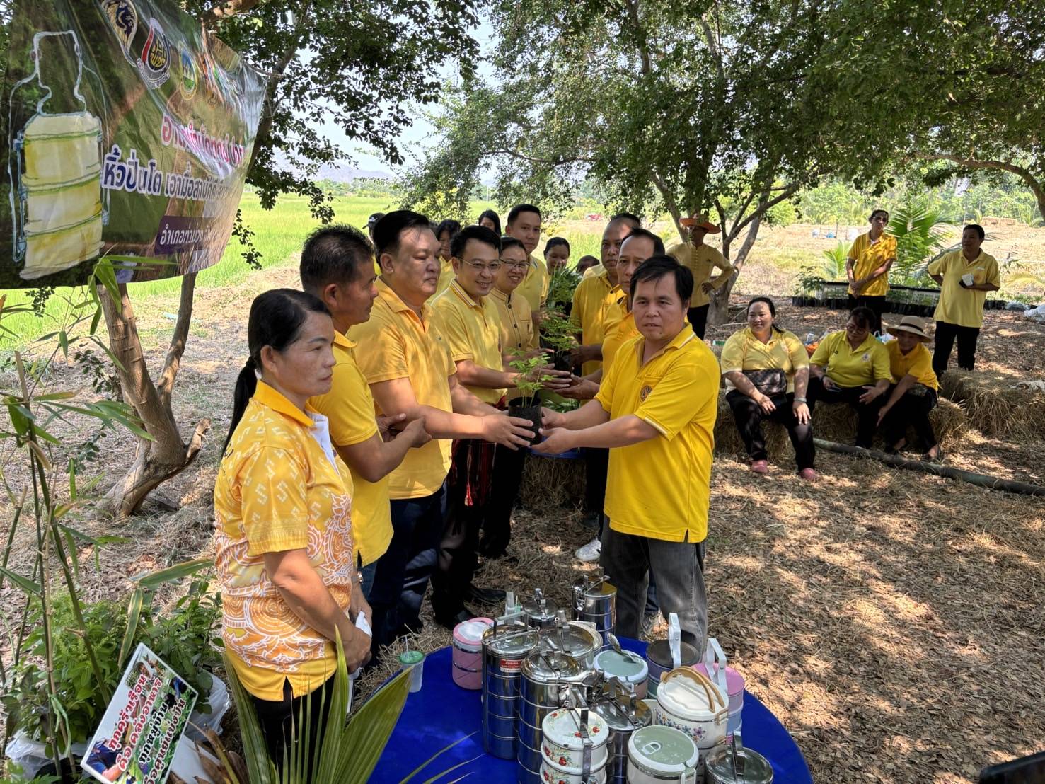พช.กาญจนบุรี จัดกิจกรรม”หิ้วปิ่นโต เอามื้อสามัคคี ทำความดี ถวายเป็นพระราชกุศล” โคก หนอง นา หน้าแล้ง แต่ไม่แล้งน้ำ(ใจ) ส่งเสริมความร่วมมือสู่การแบ่งปันที่ยั่งยืน