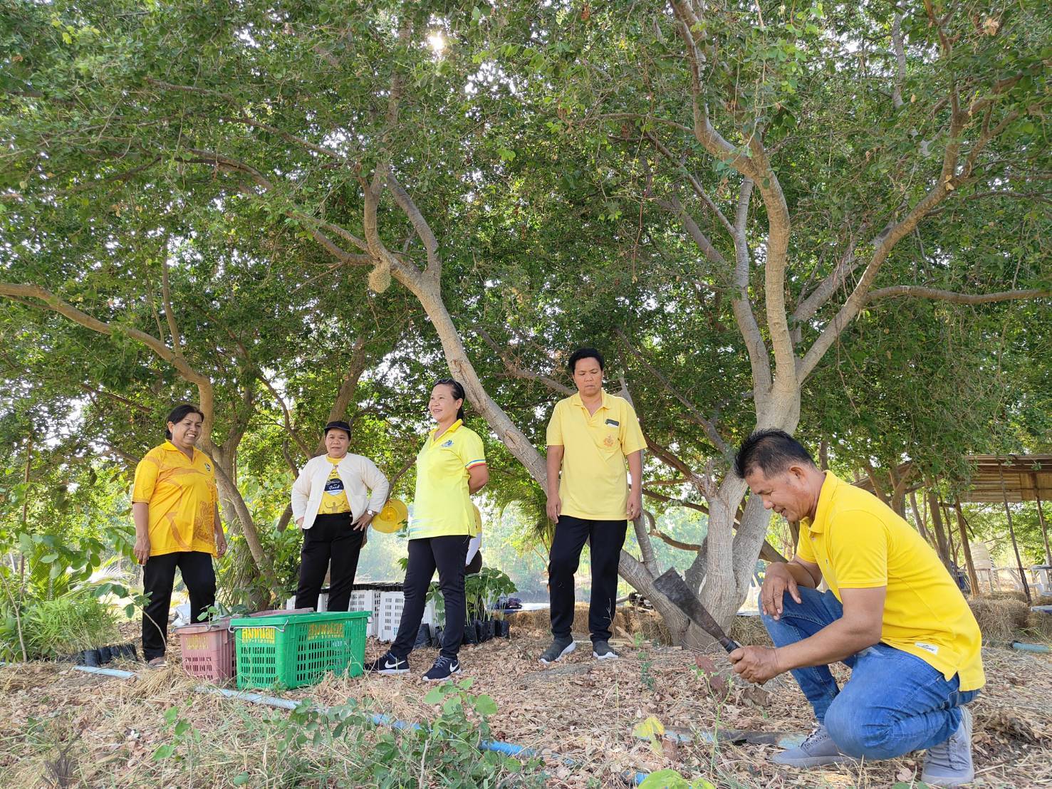 พช.กาญจนบุรี จัดกิจกรรม”หิ้วปิ่นโต เอามื้อสามัคคี ทำความดี ถวายเป็นพระราชกุศล” โคก หนอง นา หน้าแล้ง แต่ไม่แล้งน้ำ(ใจ) ส่งเสริมความร่วมมือสู่การแบ่งปันที่ยั่งยืน