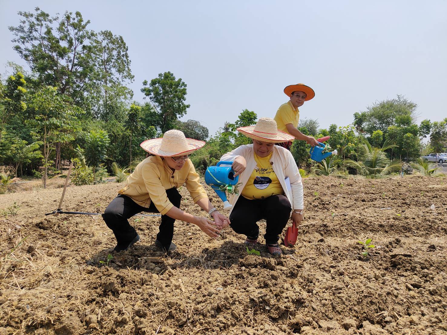 พช.กาญจนบุรี จัดกิจกรรม”หิ้วปิ่นโต เอามื้อสามัคคี ทำความดี ถวายเป็นพระราชกุศล” โคก หนอง นา หน้าแล้ง แต่ไม่แล้งน้ำ(ใจ) ส่งเสริมความร่วมมือสู่การแบ่งปันที่ยั่งยืน