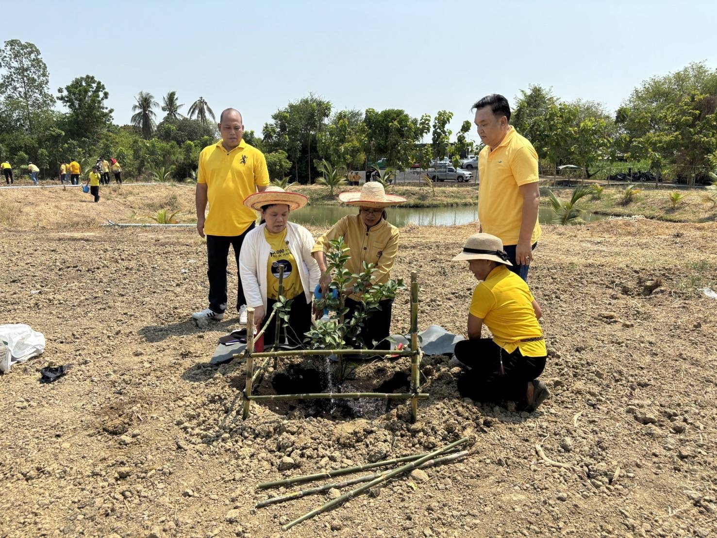 พช.กาญจนบุรี จัดกิจกรรม”หิ้วปิ่นโต เอามื้อสามัคคี ทำความดี ถวายเป็นพระราชกุศล” โคก หนอง นา หน้าแล้ง แต่ไม่แล้งน้ำ(ใจ) ส่งเสริมความร่วมมือสู่การแบ่งปันที่ยั่งยืน