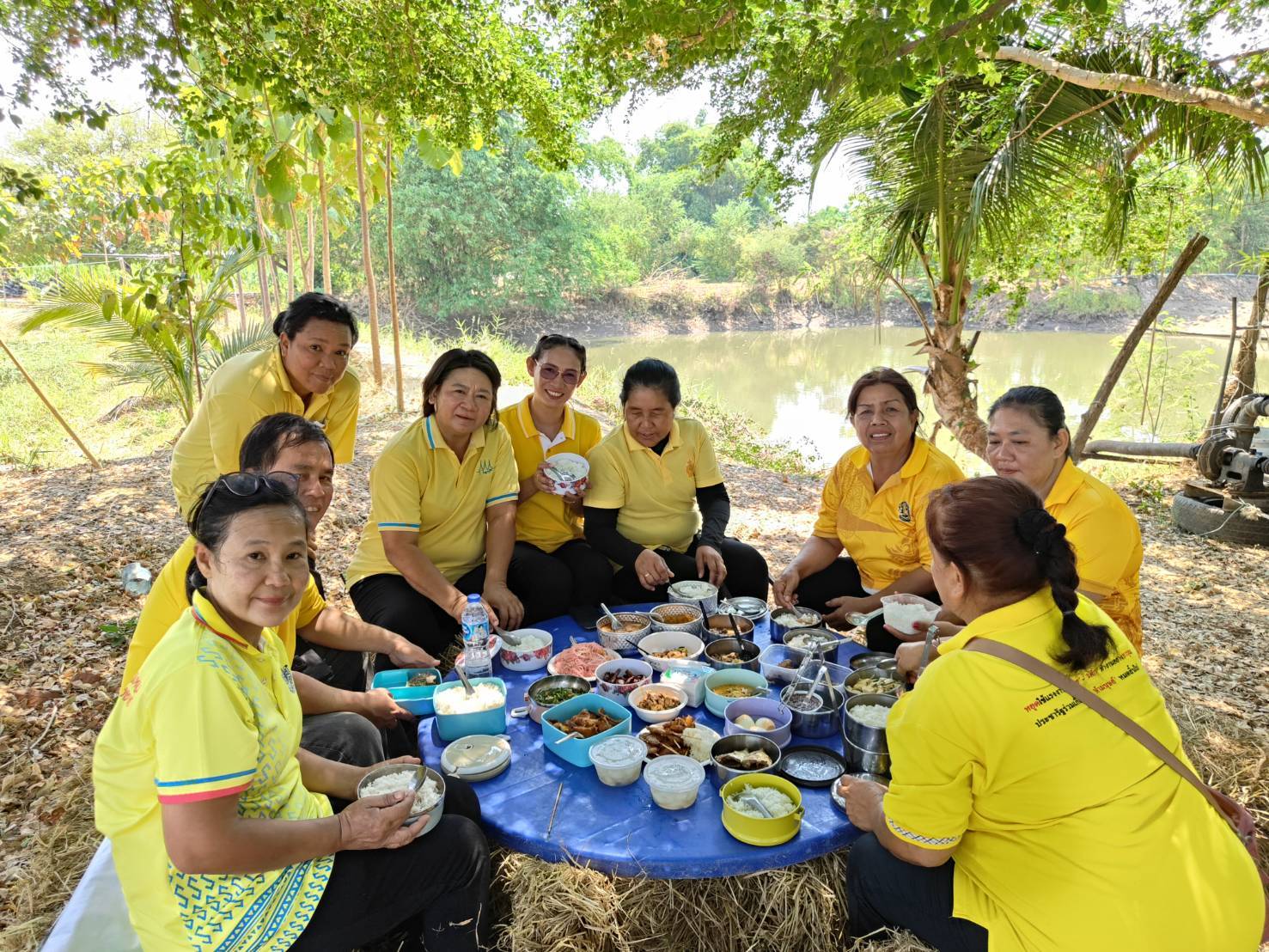 พช.กาญจนบุรี จัดกิจกรรม”หิ้วปิ่นโต เอามื้อสามัคคี ทำความดี ถวายเป็นพระราชกุศล” โคก หนอง นา หน้าแล้ง แต่ไม่แล้งน้ำ(ใจ) ส่งเสริมความร่วมมือสู่การแบ่งปันที่ยั่งยืน