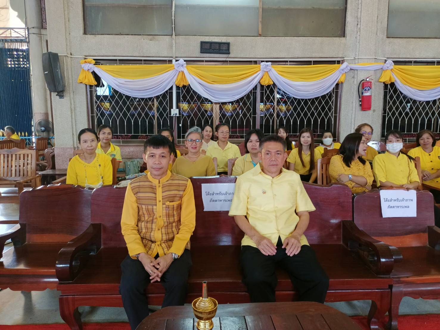 พช.กาญจนบุรี ร่วมถวายภัตตาหารเพลฯ แด่พระภิกษุสงฆ์และสามเณร ตามโครงการบรรพชาสามเณรภาคฤดูร้อน เฉลิมพระเกียรติพระบาทสมเด็จพระเจ้าอยู่หัวฯ