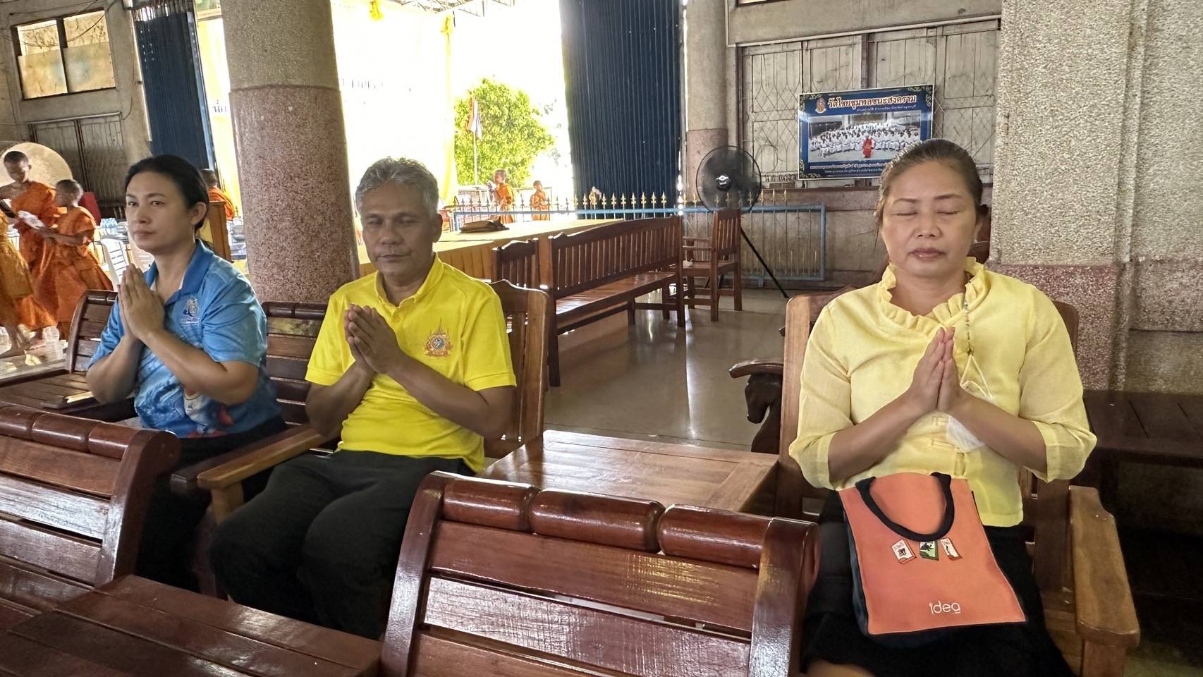 พช.กาญจนบุรี ร่วมถวายภัตตาหารเพลฯ แด่พระภิกษุสงฆ์และสามเณร ตามโครงการบรรพชาสามเณรภาคฤดูร้อน เฉลิมพระเกียรติพระบาทสมเด็จพระเจ้าอยู่หัวฯ