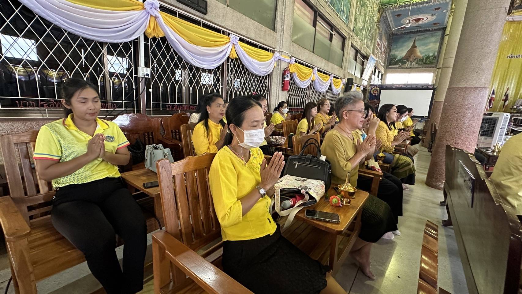 พช.กาญจนบุรี ร่วมถวายภัตตาหารเพลฯ แด่พระภิกษุสงฆ์และสามเณร ตามโครงการบรรพชาสามเณรภาคฤดูร้อน เฉลิมพระเกียรติพระบาทสมเด็จพระเจ้าอยู่หัวฯ