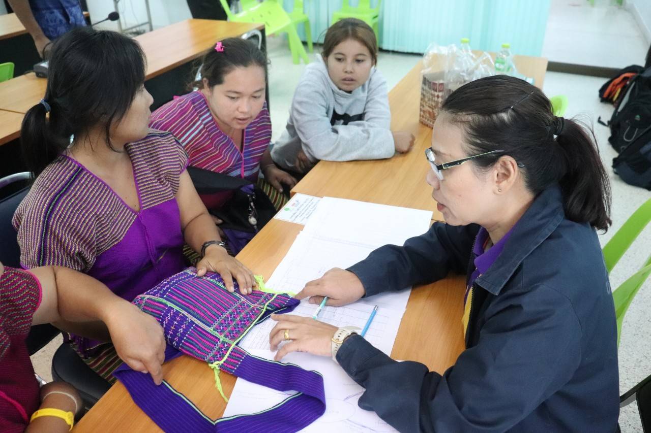 พจ.กาญจนบุรี จัดทีมพช.ระดมความคิดยกระดับการพัฒนาผ้าทอในพื้นที่โครงการพัฒนาชุมชนในเขตรักษาพันธุ์สัตว์ป่าและอุทยานแห่งชาติ จังหวัดกาญจนบุรี