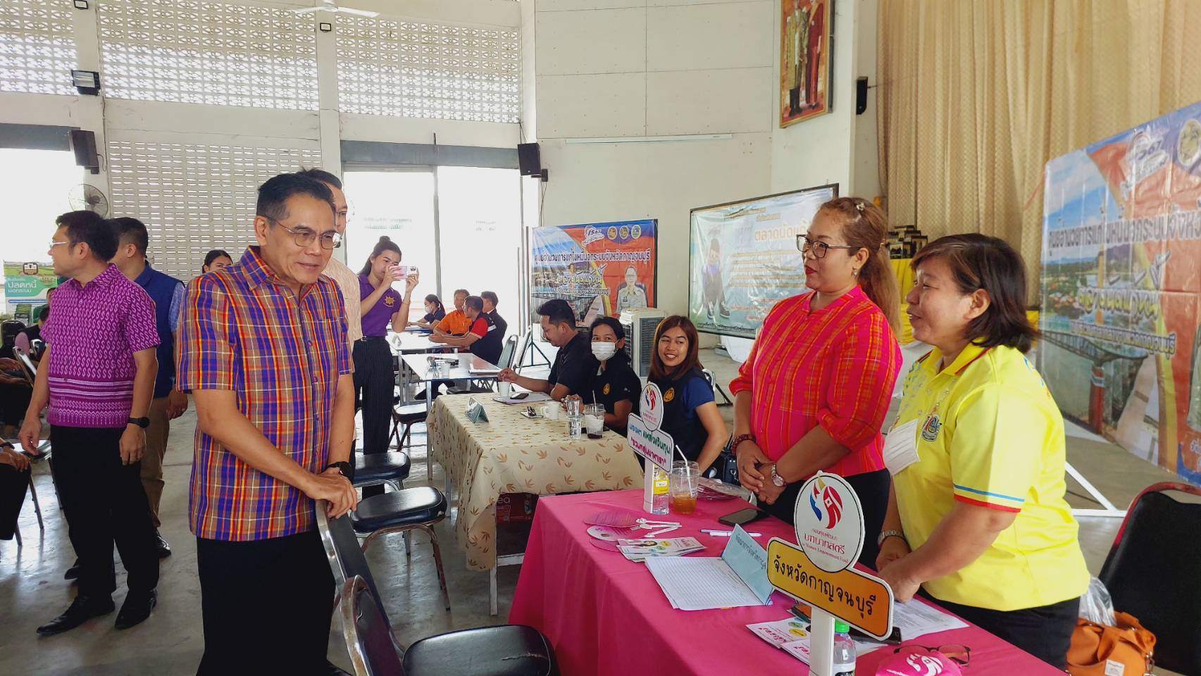พัฒนาการจังหวัดกาญจนบุรี เชิญชวนสร้างอาชีพ สร้างรายได้ ช่วยลด ปลดหนี้ ด้วยกองทุนพัฒนาบทบาทสตรี ในงาน “ตลาดนัดแก้หนี้จังหวัดกาญจนบุรี”