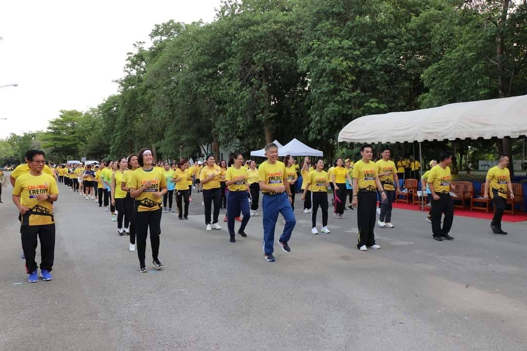พัฒนาการจังหวัดกาญจนบุรี ยกทัพเจ้าหน้าที่ พช.ส่งเสริมสุขภาพร่างกายที่แข็งแรงในกิจกรรมส่งเสริมการออกกำลังกายและสะสมแคลอรี่ผ่านแอปพลิเคชัน CCC “ทุกแคลมีคุณค่า กาญจนบุรี รวมทีมฟิต”