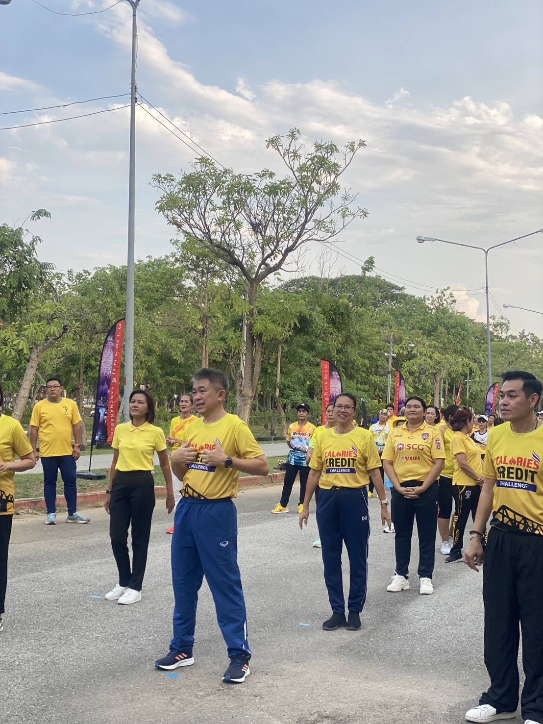 พัฒนาการจังหวัดกาญจนบุรี ยกทัพเจ้าหน้าที่ พช.ส่งเสริมสุขภาพร่างกายที่แข็งแรงในกิจกรรมส่งเสริมการออกกำลังกายและสะสมแคลอรี่ผ่านแอปพลิเคชัน CCC “ทุกแคลมีคุณค่า กาญจนบุรี รวมทีมฟิต”