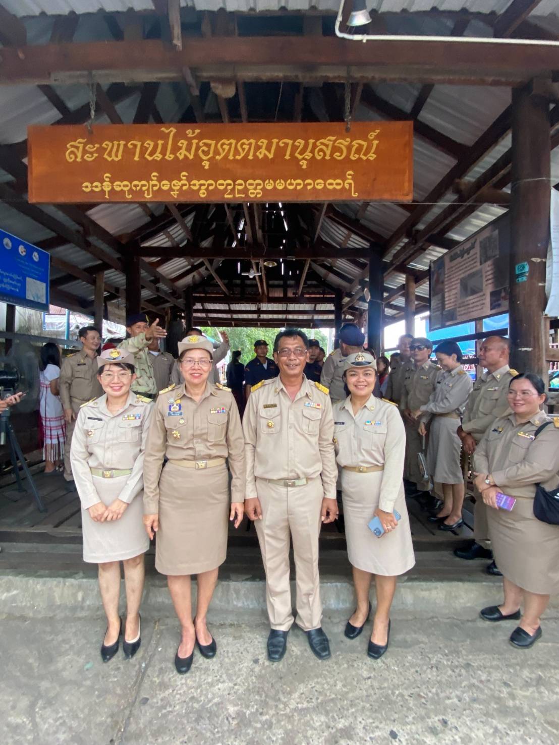 พจ.กาญจนบุรี ร่วมต้อนรับนายเศรษฐา ทวีสิน นายกรัฐมนตรี และคณะรัฐมนตรี นำเสนอสินค้า OTOP ของดีอำเภอสังขละบุรี