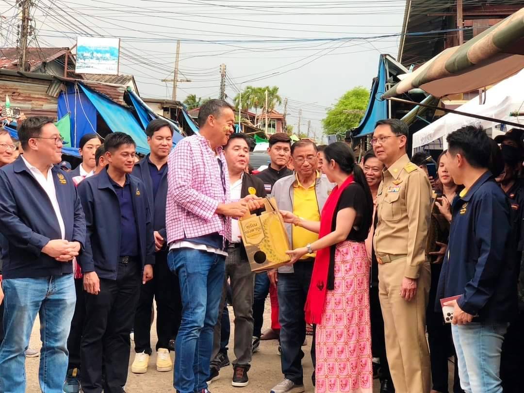 พจ.กาญจนบุรี ร่วมต้อนรับนายเศรษฐา ทวีสิน นายกรัฐมนตรี และคณะรัฐมนตรี นำเสนอสินค้า OTOP ของดีอำเภอสังขละบุรี