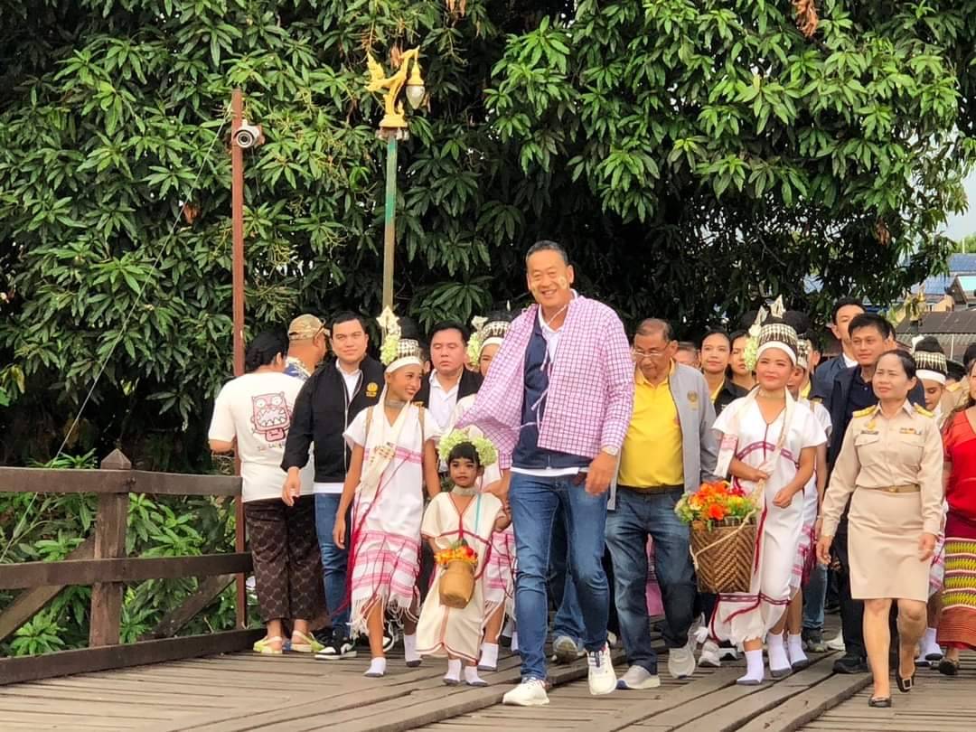 พจ.กาญจนบุรี ร่วมต้อนรับนายเศรษฐา ทวีสิน นายกรัฐมนตรี และคณะรัฐมนตรี นำเสนอสินค้า OTOP ของดีอำเภอสังขละบุรี
