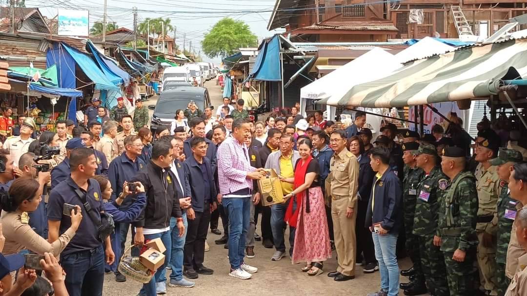 พจ.กาญจนบุรี ร่วมต้อนรับนายเศรษฐา ทวีสิน นายกรัฐมนตรี และคณะรัฐมนตรี นำเสนอสินค้า OTOP ของดีอำเภอสังขละบุรี