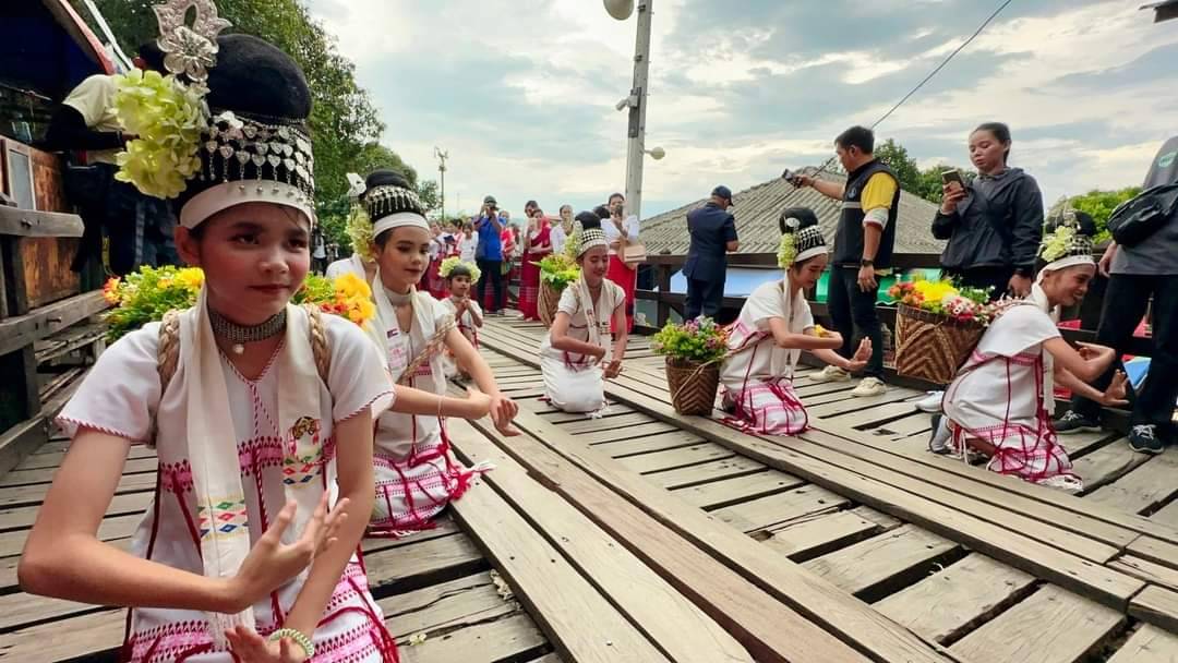 พจ.กาญจนบุรี ร่วมต้อนรับนายเศรษฐา ทวีสิน นายกรัฐมนตรี และคณะรัฐมนตรี นำเสนอสินค้า OTOP ของดีอำเภอสังขละบุรี